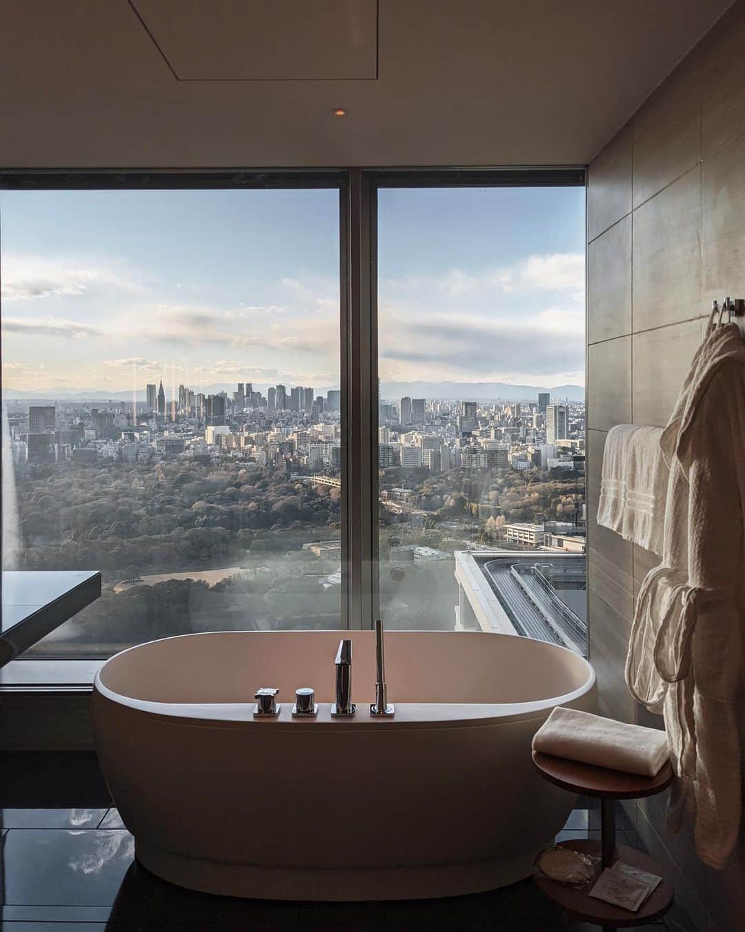 孫きょうのインスタグラム：「最高のホスピタリティと幸せビュー🛁  📍フォーシーズンズホテル東京大手町 @fsotemachi   お部屋には子連れ仕様の風船やテント、1つ前の投稿のキッズバスローブまで用意してくださっていて🤍  テンション上がりっぱなしで部屋中を走り回ってたよ🤣🎈  ホテルマネージャーが英語とテーブルマナーを教えてくれるキッズクラスも予約して参加🍴  ディナーも、ルームサービスの和洋朝食も、 これぞ贅の極みすぎるおこもりステイ😫💭💞  非現実をたっぷり堪能してリフレッシュ✨✨  #fourseasonshotel #fourseasons #fourseasonshoteltokyootemachi #hotelstay #staycation  #フォーシーズンズホテル東京大手町 #フォーシーズンズ  #子連れ旅行 #ホテルステイ」