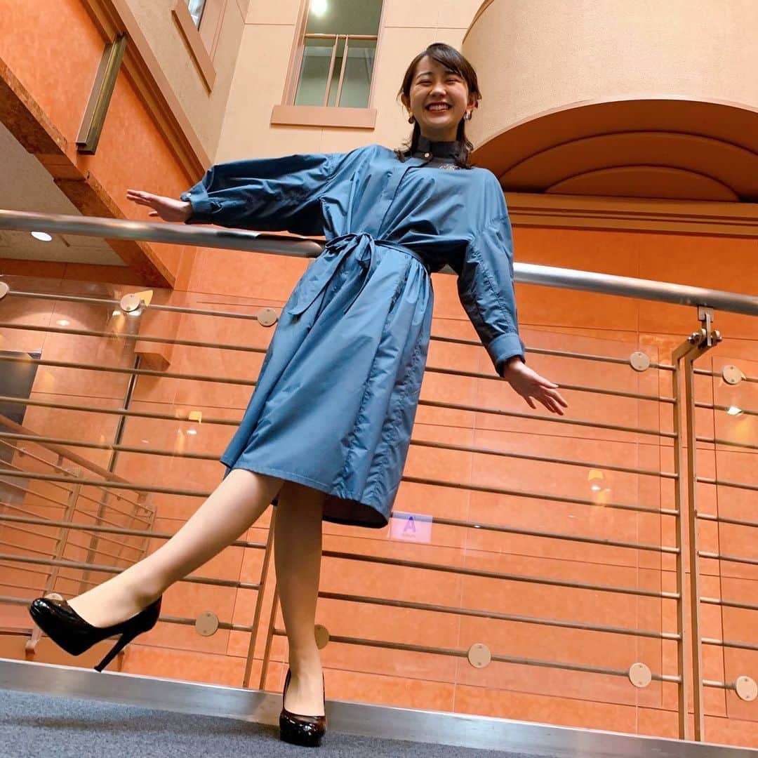 TBS「グッとラック」のインスタグラム：「【3月22日(月)の若林アナ🌸コーデ】  ブルーの爽やかなワンピース👗 襟元が少しスタンドになっていてシャープな感じのワンピースです❣️  ウエストは、共布の太めリボンがポイントになっていて素敵です✨  今日は、なんだか少し寒く感じましたね🍃  トレンチコートで裏付きがちょうどいいかもですね☝️  byスタイリストさん  ワンピース→SANPARIE ピアス→お世話や  明日のOA（あさ8:00〜）もお楽しみに！！  【#若林アナコーデ　で検索すると、今までのコーデがチェックできます❣️】  ※写真撮影の時のみマスクを外しています  #グッとラック！#tbs #若林有子アナ#若林有子#アナウンサー #ファッション #今日のコーデ#ootd#きょコ #コーデ #女性ファッション #ピアス #お世話や#ワンピース#SANPARIE #冬コーデ#春コーデ#ヘアスタイル#ヘアセット#アナウンサーコーデ#アナウンサー衣装 #アナコーデ#月曜#若林アナコーデ #朝8時から#生放送」