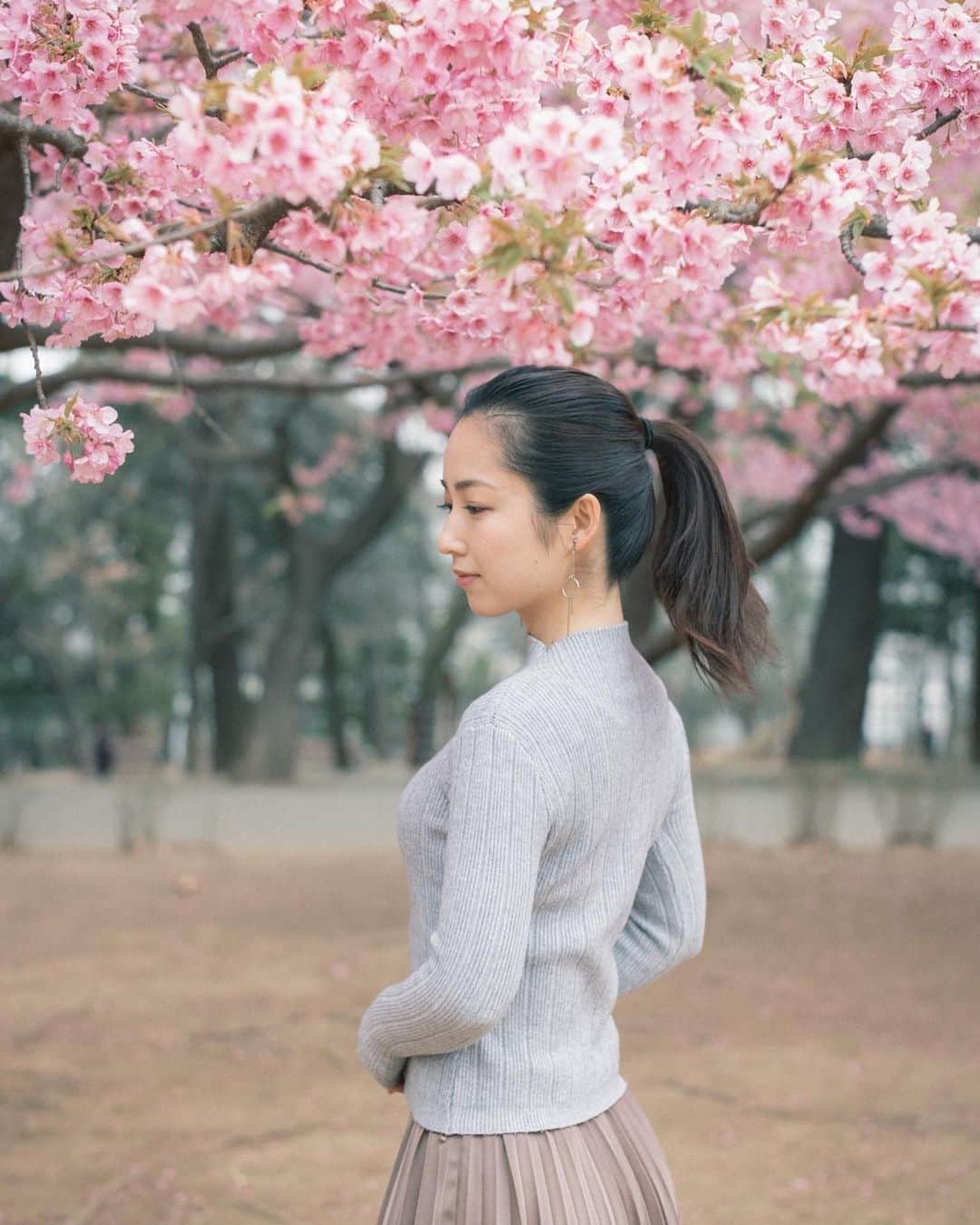 大慈弥レイのインスタグラム：「東京の桜は満開です🌸﻿ ﻿ ﻿ まだまだ心配は続きますが、春が来てくれたと思うと少しほっとしますね☺️☺️﻿ ﻿ ﻿ ﻿ (写真は少し前に河津桜と撮ったもの) @_norimai_  ﻿ #spring #sakura #portrait」