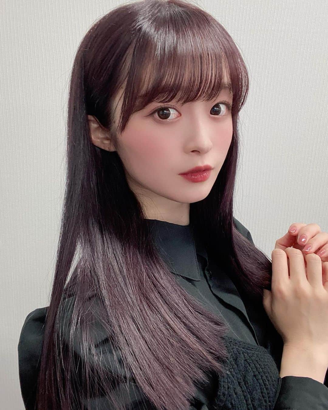 優希クロエのインスタグラム：「紫に戻りましたー！ JEWIL SHIBUYAの吉村さんにカラーして頂きました😌  あと、髪質改善トリートメント初めてやって頂きました✨ 続けると天パのうねりが直るみたいなので次また行くのが楽しみです！ 毎日サラサラ〜  1枚目は室内2枚目は屋外で撮りました🖤色味素敵〜」
