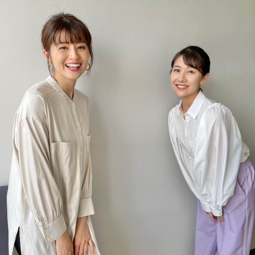 島津咲苗さんのインスタグラム写真 - (島津咲苗Instagram)「ちなみさん☺️ この日は2人とも白トップスでした🌸 ちなみさんとは朝メイク時間が同じなのですが、メイクする前から顔が美しすぎて、いつも私は鏡越しにジロジロ見ているのでした...🤭 . . . 撮ってくれたのは ちなみさんのマネージャー @mng_non26 のんちゃんさん☺️ . . #鈴木ちなみ さん #MC #デルサタ #メーテレ #アナウンサー #島津咲苗 #春コーデ #白トップス」3月22日 21時49分 - sanae_shimazu