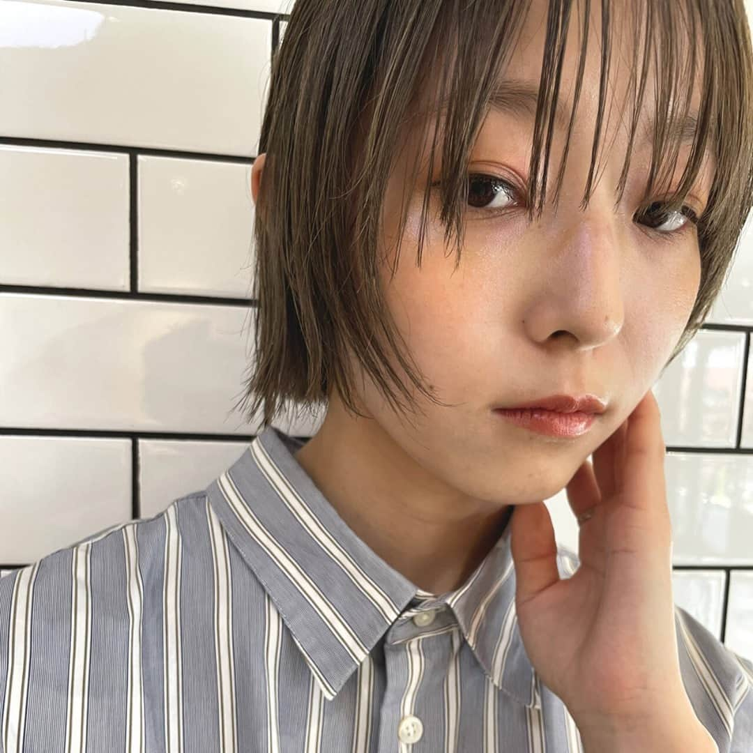 HAIRさんのインスタグラム写真 - (HAIRInstagram)「「伸ばしかけショートさん必見ヘア😎💜」 HAIR掲載スタイリスト：小走 祥菜  （ ＠koba327_tricca ） . -----------------------------------------------------------  Follow me👉🏽 @hair.cm  HAIR webサイトは「HAIR（ヘアー）」で検索！✨  -----------------------------------------------------------  HAIRは、お客様の『なりたいを叶えるスタイリスト』が集まるサイトです。  日々スタイリストの方々の素敵なヘアスタイルを掲載しています。  投稿スナップ数約40万の中から、気に入ったスタイルを見つけませんか？  HAIRを通じてサロンに予約もできますよ！💕  ----------------------------------------------------------- . . #ショート #ショートヘア #ボブ #切りっぱなしボブ #ミニボブ #ヘアスタイル #髮型 #髮型屋 #髮型設計 #发型 #短髮 #日系髮型 #女生髮型 #女生短髮 #염색 #헤어 #단발 #bob #복구펌 #짧은머리 #숏컷」3月22日 22時00分 - hair.cm