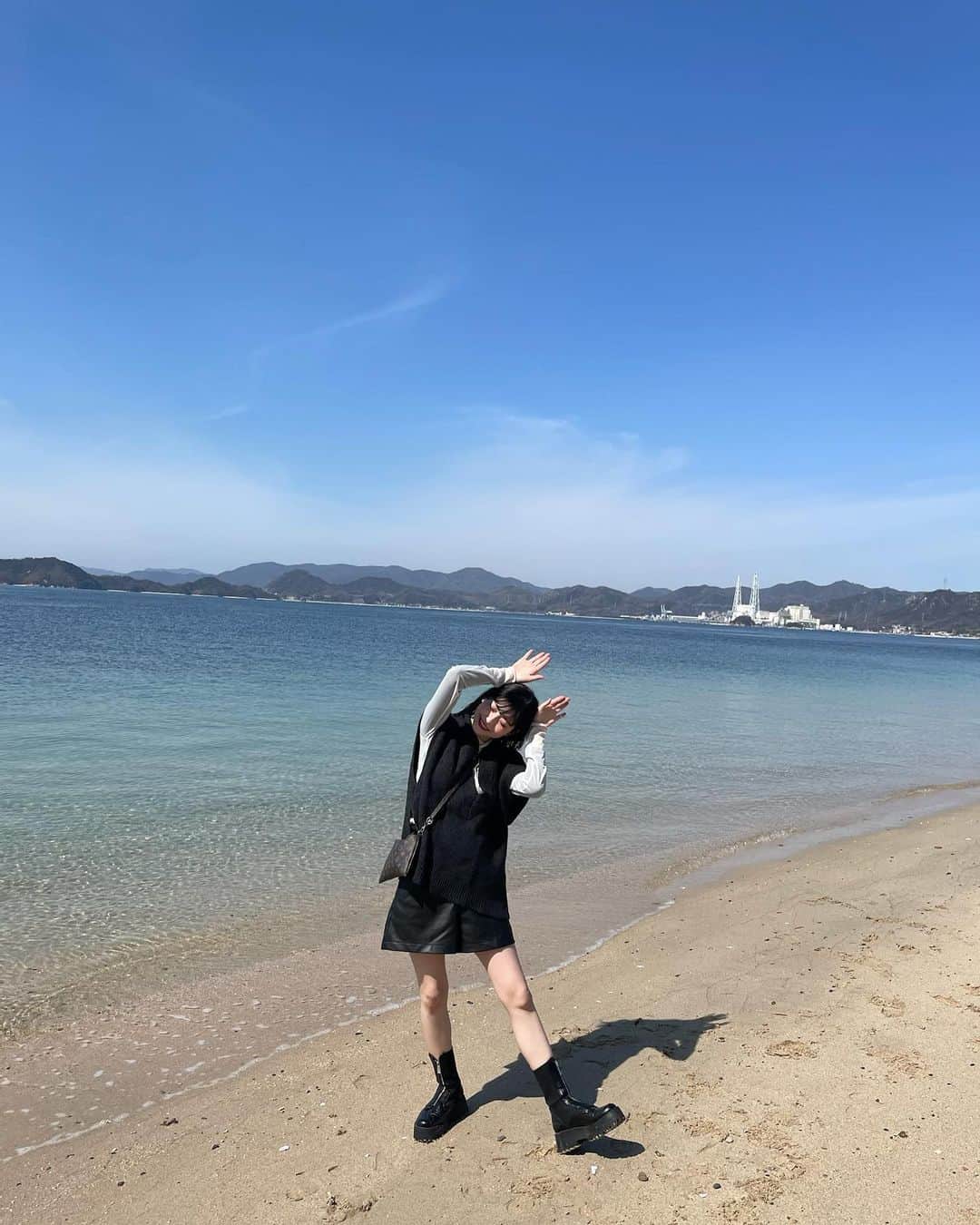 尾形璃子さんのインスタグラム写真 - (尾形璃子Instagram)「うさぎに癒されると共に綺麗な海も見れて歴史も学べる素敵な島.🐰」3月22日 21時59分 - tanaka_rico