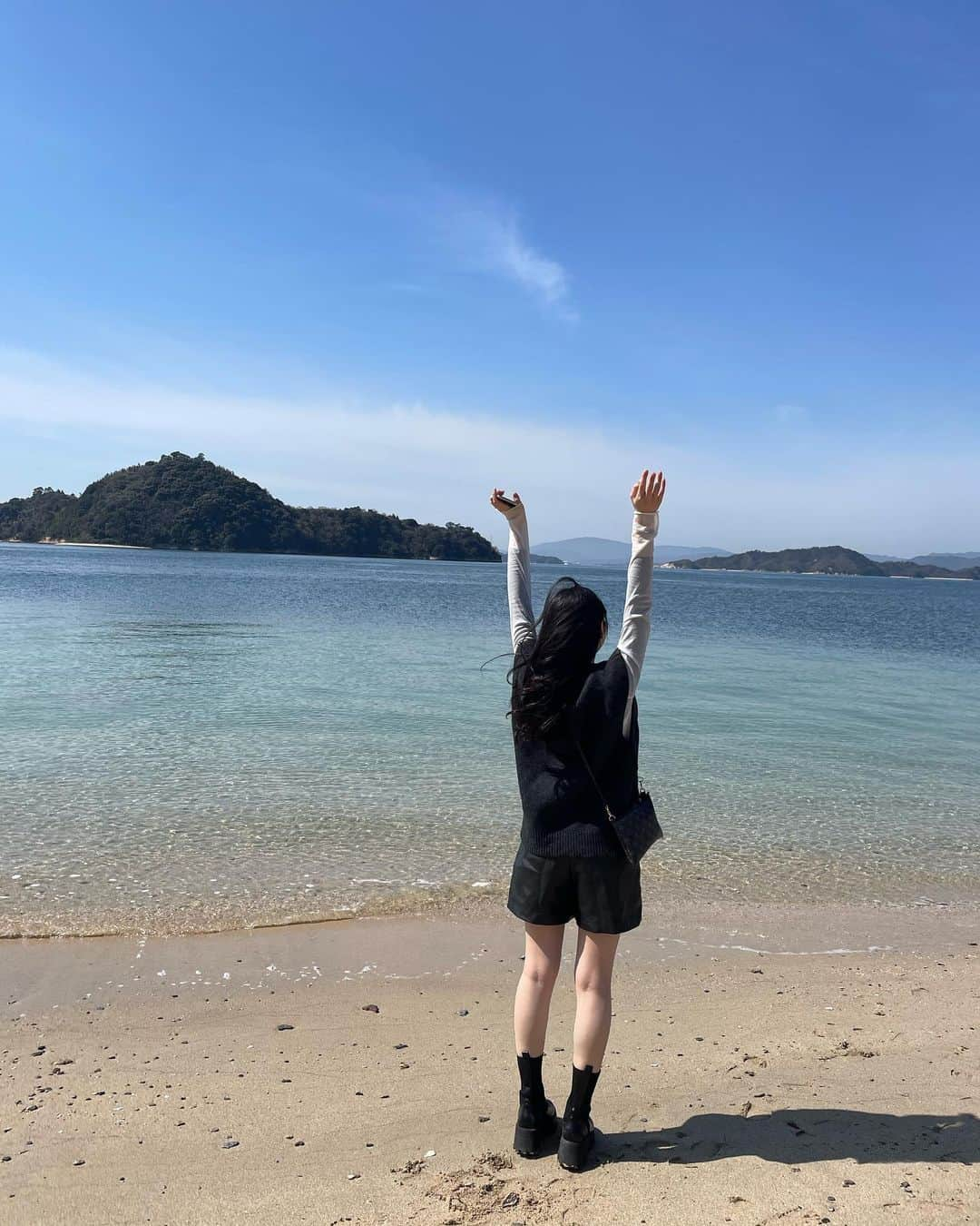 尾形璃子さんのインスタグラム写真 - (尾形璃子Instagram)「うさぎに癒されると共に綺麗な海も見れて歴史も学べる素敵な島.🐰」3月22日 21時59分 - tanaka_rico