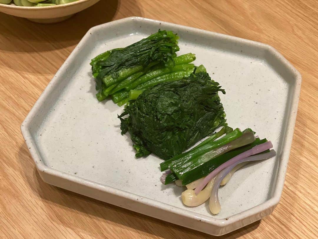 氷川きよしさんのインスタグラム写真 - (氷川きよしInstagram)「来週から旅続きなので冷蔵庫のお掃除シリーズ！  自家製ぬか漬けはいつもサラダ感覚。かぶ、かぶの葉っぱ、なす🍆  そら豆を塩茹で。  育てたわけぎ、鍋の残り春菊、クレソンのお浸し。  おいひー、幸せ❤︎  by kii  #氷川きよし #hikawakiyoshi #kiiごはん #kiicooking #ぬか漬け #kii #bykii #キヨラー」3月22日 22時21分 - hikawa_kiyoshi_official