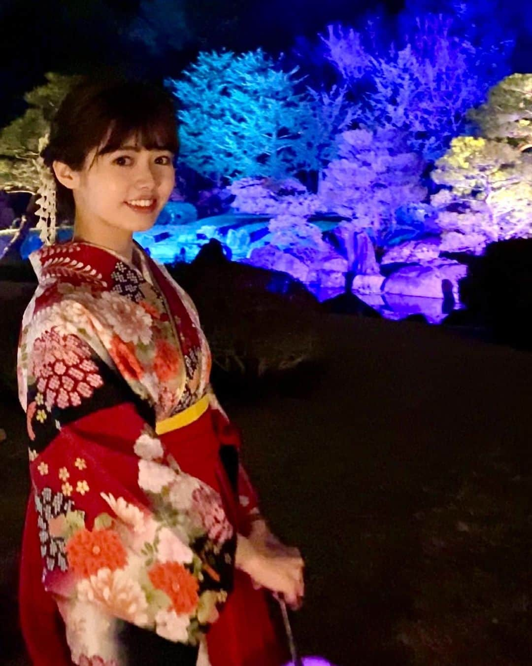 谷尻萌さんのインスタグラム写真 - (谷尻萌Instagram)「こんばんは🌸 萌やで💕 いつも応援して下さって本間おーきに♥️ この度、同志社大学社会学部メディア学科を卒業致しました✨ また、中学校教諭一種免許状(社会) 高等学校教諭一種免許状(公民)を取得致しました👩‍🏫✏️ 大学生活ではお互いを高め合えるような友人に沢山出会うことができました🎋👘💕  また事務所に所属してお仕事を初めてからは素敵な方々に囲まれ、日々刺激を受けております☺️ これからやりたいことが色々とありますのでどんどん楽しんで挑戦していけたらと思います💐  みなさんの優しいメッセージは、私の宝物やで😍 今後ともどうぞよろしゅうお頼もうします〜♥️  🌸この素敵すぎる袴は、以前専属モデルを務めさせていただいた“日本きものシステム協同組合”の“川平屋” @kawahiraya さんのものです👘💕 パンフレットの表紙なども務めさせていただいていますのでまた投稿します♡🌸 @hatachi_jks   ほなおやすみなさい😘 萌より (撮影時のみマスクを外しております。。)  #めざましどようび　#お天気キャスター #セントフォース　#谷尻萌 #袴　#袴ヘア　#川平屋　#卒業式　#卒業袴 #日本きものシステム　#JKS #袴ヘア　#袴ヘアアレンジ　#袴ヘアアレンジ」3月22日 22時35分 - tanijiri_moe