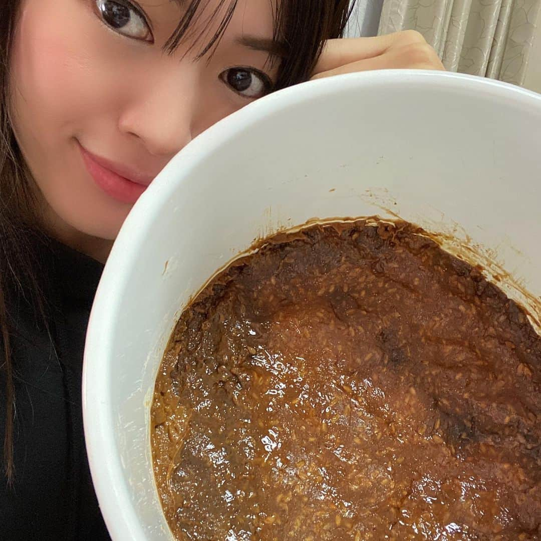 渡辺安里のインスタグラム：「どうもお久しぶりです🤣  何年目？8年？もはや分からなくなった味噌が今年も美味しくできていました^ ^ 因みに私は麦味噌と玄米味噌が好き😊あと、米味噌、豆味噌作ってるよ🙆‍♀️ 今年は誰に食べてもらえるかな？😍  昨年、なかなかお出かけできなくなってしまったのをきっかけに幾つかの資格を取りました🙌 その中の２つは味噌作りに出会って興味出たこの2つ。6月ぐらいに取ったから復習しないとなぁ🤔  #やるって決めたら集中できる#やるって決めるまでに時間がかかる#おうち時間#資格#発酵食健康アドバイザー#発酵食品マイスター#味噌作り#手作り味噌#手前味噌#医療事務#名古屋#名古屋モデル#japan#model#miso」