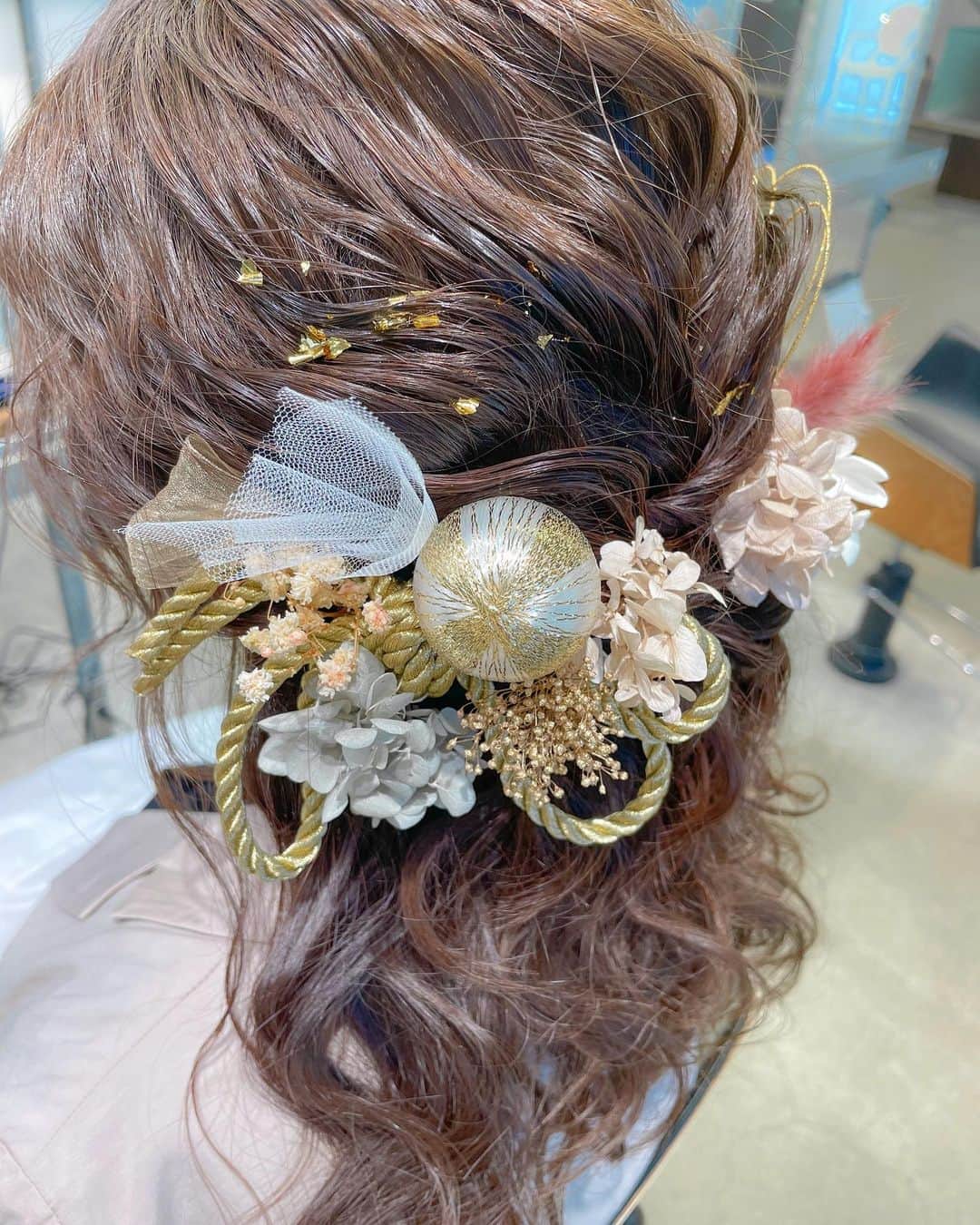 MOMOKOのインスタグラム：「﻿ 卒業式ヘアセット💐✨﻿ ﻿ ドライフラワーと髪飾りと金箔のアレンジ🤍﻿ たくさんかわいいの持ってきてくださいました♡﻿ ﻿ すごーく可愛かったです🤍﻿ そして楽しかったです🙈🌸﻿ ﻿ いつもお任せして頂き﻿ ありがとうございます🎀」
