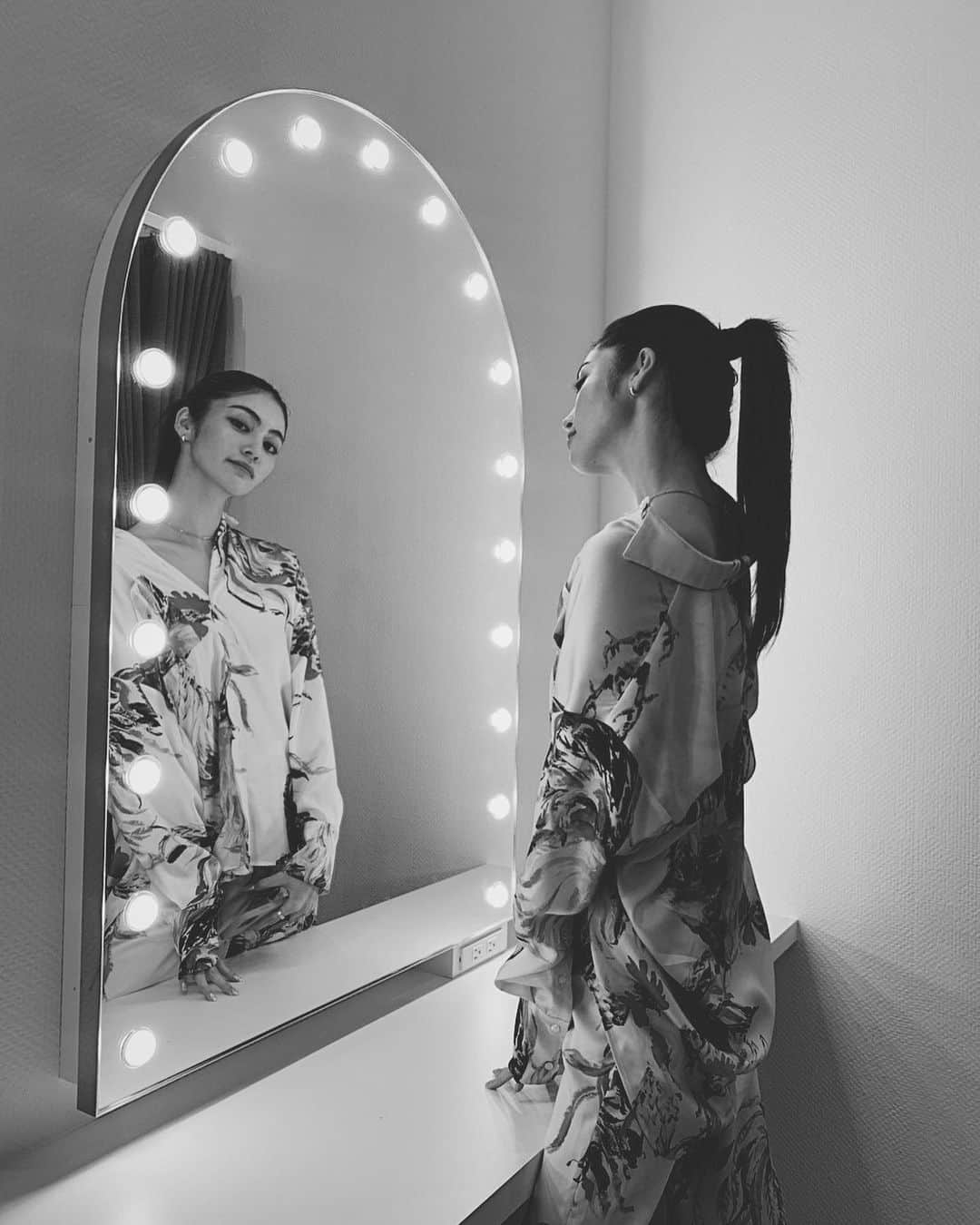楓さんのインスタグラム写真 - (楓Instagram)「Mirror mirror on the wall,  who's the fairest of them all?🌍」3月22日 23時25分 - kaede_