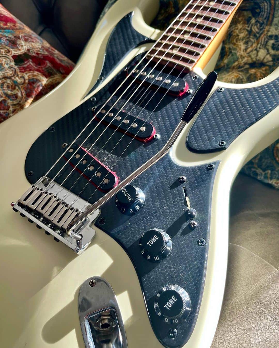 布袋寅泰さんのインスタグラム写真 - (布袋寅泰Instagram)「陽だまりシリーズ。フェンダーのストラトキャスター、ジェフベックモデルを、フランスのサン・ロレンゾ・ギターズのセバスチャンに頼んでオリジナル仕様にカスタマイズしてもらったもの。細部にわたって彼のこだわりが施された美しいギター。世界に一本しかないギターが好きだ。Fender Stratocaster Jeff Beck model , customised by San Lorenzo Guitars. Merci! Sebastien! @san.lorenzo.guitars #fender #stratcaster #sanlorenzoguitars #hotei #guitarporn」3月22日 23時40分 - hotei_official