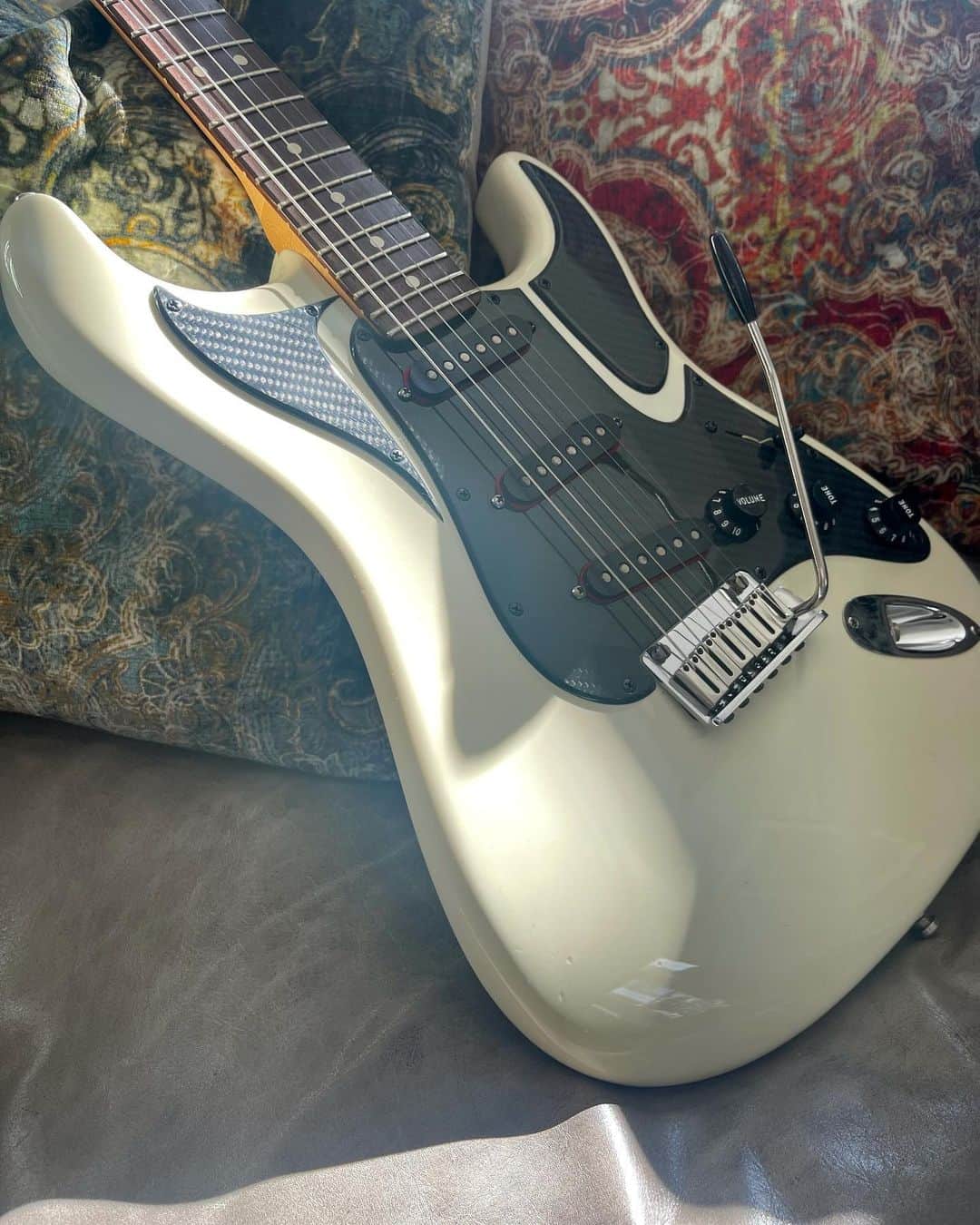 布袋寅泰さんのインスタグラム写真 - (布袋寅泰Instagram)「陽だまりシリーズ。フェンダーのストラトキャスター、ジェフベックモデルを、フランスのサン・ロレンゾ・ギターズのセバスチャンに頼んでオリジナル仕様にカスタマイズしてもらったもの。細部にわたって彼のこだわりが施された美しいギター。世界に一本しかないギターが好きだ。Fender Stratocaster Jeff Beck model , customised by San Lorenzo Guitars. Merci! Sebastien! @san.lorenzo.guitars #fender #stratcaster #sanlorenzoguitars #hotei #guitarporn」3月22日 23時40分 - hotei_official
