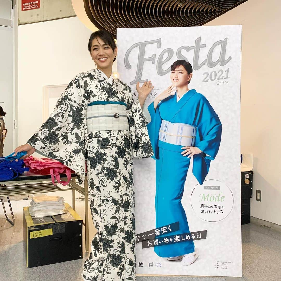 前田典子さんのインスタグラム写真 - (前田典子Instagram)「#festa2021 @ichiru_kimono_school  #一瑠　#フェスタ #着物祭り👘 #トークショー　でした ご来場下さってありがとうございました❤️ マエノリ流 ラベンダーの色無地に帯を変えて３パターンの #コーディネート　してみました 帯と小物を変えるだけでガラリと雰囲気が変わります 着物コーディネートは楽しいです😊 #たくさんの着物を見ることが出来る嬉し楽しいイベント💕 私が着ているのは一瑠オリジナルの着物　#薄衣 #軽くて着易い #夏帯#夏締め  #モノトーン　にさし色 #ターコイズブルー🫐の帯揚げ #等身大ポスター　と😁 #着物の世界　#奥が深い #着物にハマる楽しさ #日本の文化#和#和装 #着物を着ると凛とする #一瑠イメージモデル #前田典子#マエノリティリポート」3月22日 23時48分 - maenorichang