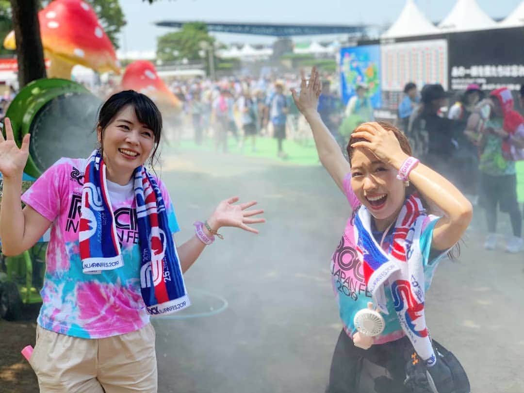 TBS「はやドキ！」のインスタグラム：「小野寺結衣アナウンサーが﻿ はやドキを卒業しました👩‍🎓﻿ ﻿ 一緒に食レポや体験もののロケをしたことも多く、﻿ 結衣ちゃんのリアクションや表現が豊かで、﻿ 引き出しが多くて素敵だなと思っていました☺️﻿ ﻿ 一番の思い出、ロックインジャパンの時の写真です🌴﻿ ﻿ 猛暑の中塩飴を配ってくれたゆいちゃん☀️﻿ 携帯型扇風機で風を送りあいながら、ロックインジャパンのすべてを取材するために駆け回ったのが懐かしいです✨﻿ ﻿ ﻿ 4年間、お疲れさまでした🌸﻿ ﻿ これからも頑張ってね😊﻿ ﻿ ﻿ 皆川﻿ ﻿ ﻿ #卒業﻿ #思い出﻿ #小野寺結衣﻿ #アナウンサー﻿ #皆川玲奈﻿ #はやドキ﻿ #tbs」