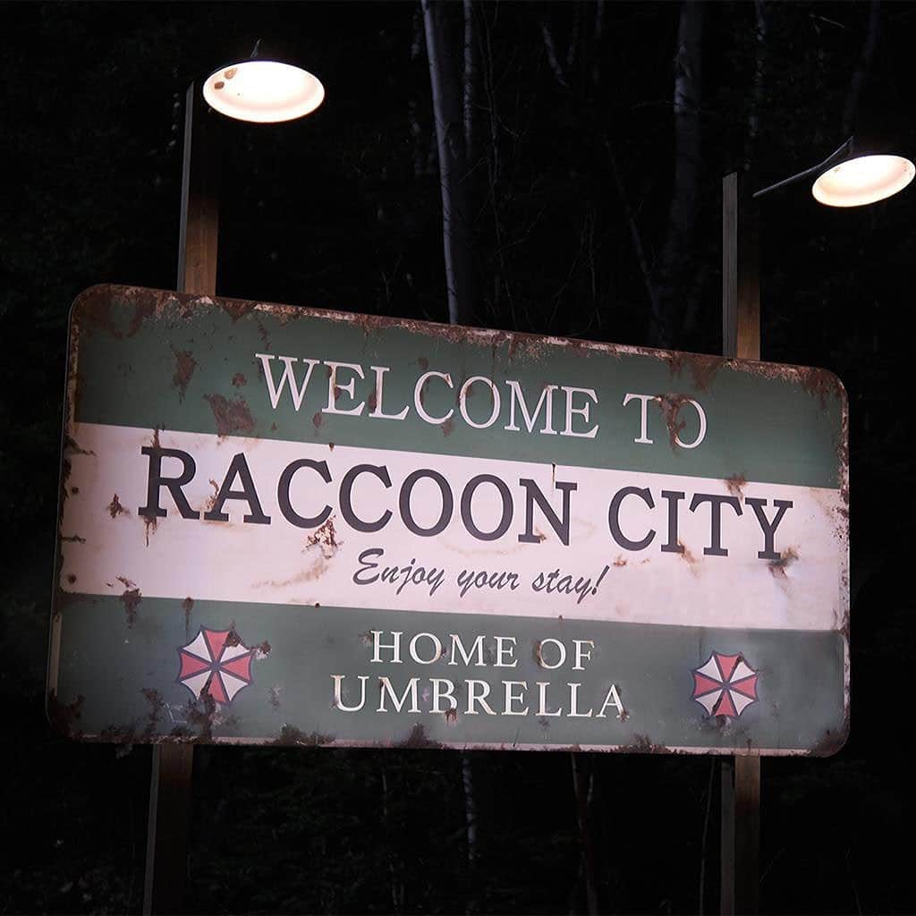 カヤ・スコデラリオのインスタグラム：「⚠️ UPDATE ⚠️- new release date of November 24th. It’s official... Resident Evil: Welcome To Raccoon City... only in theatres 😬🧟‍♂️🧟‍♀️🧟🛕📺🎮🔫💉🙈🪴☮️🔒 @robbieamell  @hannahjohnkamen  @jogia  @tom.hopperhops」