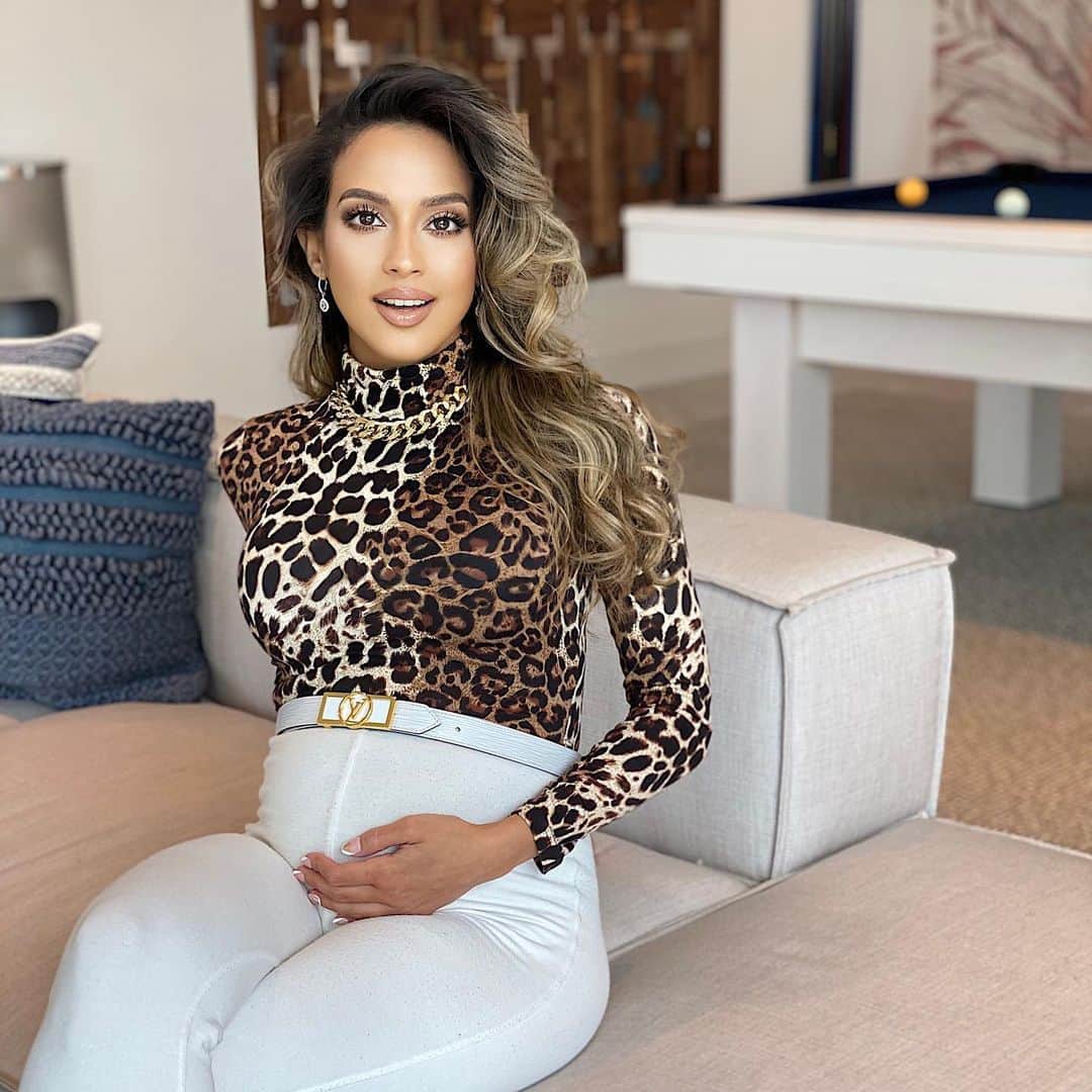 Sarah Mundoさんのインスタグラム写真 - (Sarah MundoInstagram)「Natural instincts.  Maternity doesn’t mean give up on fashion and your personality. Have fun and be creative. Fun with gold and animal prints. 👖 @nakedwardrobe  👚 @jluxlabel   #fashion #LEOpard #gold #maternity #maternityfashion #momtobe #mother #spanish #persian」3月23日 1時53分 - sarah_mundo