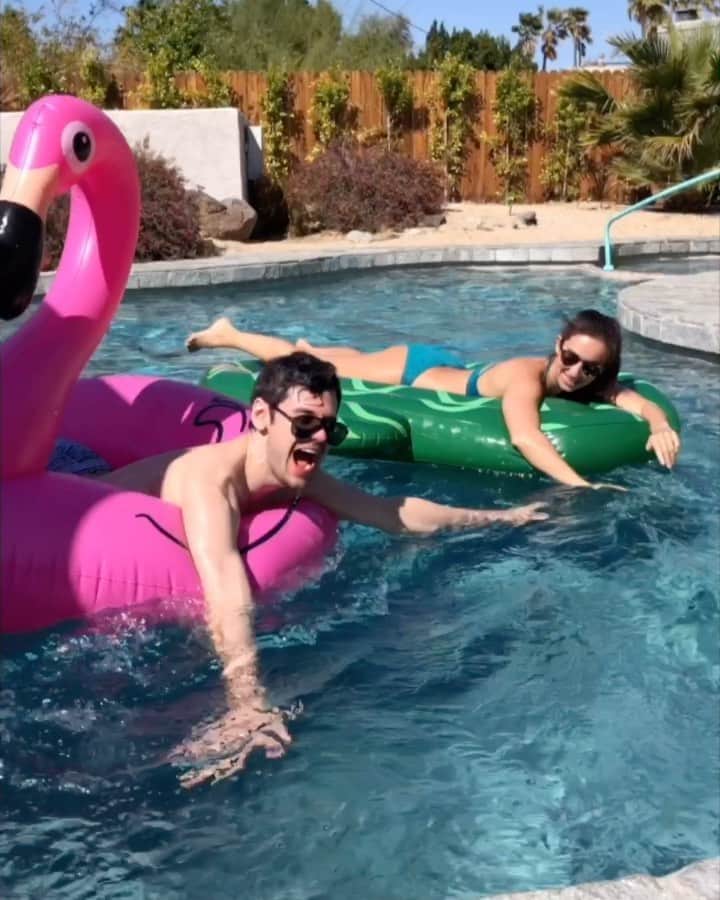 ブレンダン・ロビンソンのインスタグラム：「On your mark, get set, GO!!! I’ve gotta hand it to you @hpugz, you’re the cutest cheater I’ve ever seen 🦩vs.🌵  . . #pool #race #competition #couple #spring #fun #backyard #challenge」