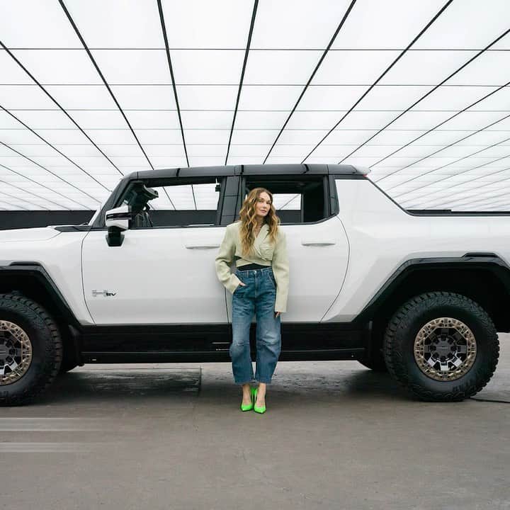 ケリーウェアスラーのインスタグラム：「WELCOME HOME, HUMMER EV. In celebration of the first all-electric HUMMER EV, I’ve teamed up with @GMC to imagine a garage and give this recently revealed supertruck a bespoke new home.  Set in the unique landscape of the Californian desert, this conceptual space draws on design elements found throughout the HUMMER EV interior – like clean architectural lines and luxurious bronze finishes.  The result is a garage that displays the supertruck like a work of art, and is furnished with a mix of vintage and contemporary pieces to evoke old soul and new spirit. The aim was to create an environment that feels futuristic yet rooted in tradition; integrating technology while prioritizing comfort, just like the HUMMER EV.  For this unusual and special collaboration between an interior designer and the HUMMER EV, I wanted to blend our signature aesthetics into a world that is unmistakably Californian, and that embraces design of the future. Somewhere the HUMMER EV would seem right at home. XK  #GMCAmbassador #GMCHummerEV GMC HUMMER EV initial availability Fall 2021.」