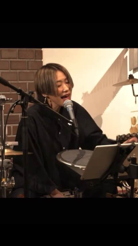 若森さちこのインスタグラム：「2021.03.21 はら八分目49夜より抜粋 https://youtu.be/2XqF9McYLbo アーカイブで他の曲もご覧頂けます。  Piano はらかなこ @kanako_hara_ kana Guitar 浜崎快声 @kaisei48  Percussion & Vocal 若森さちこ」