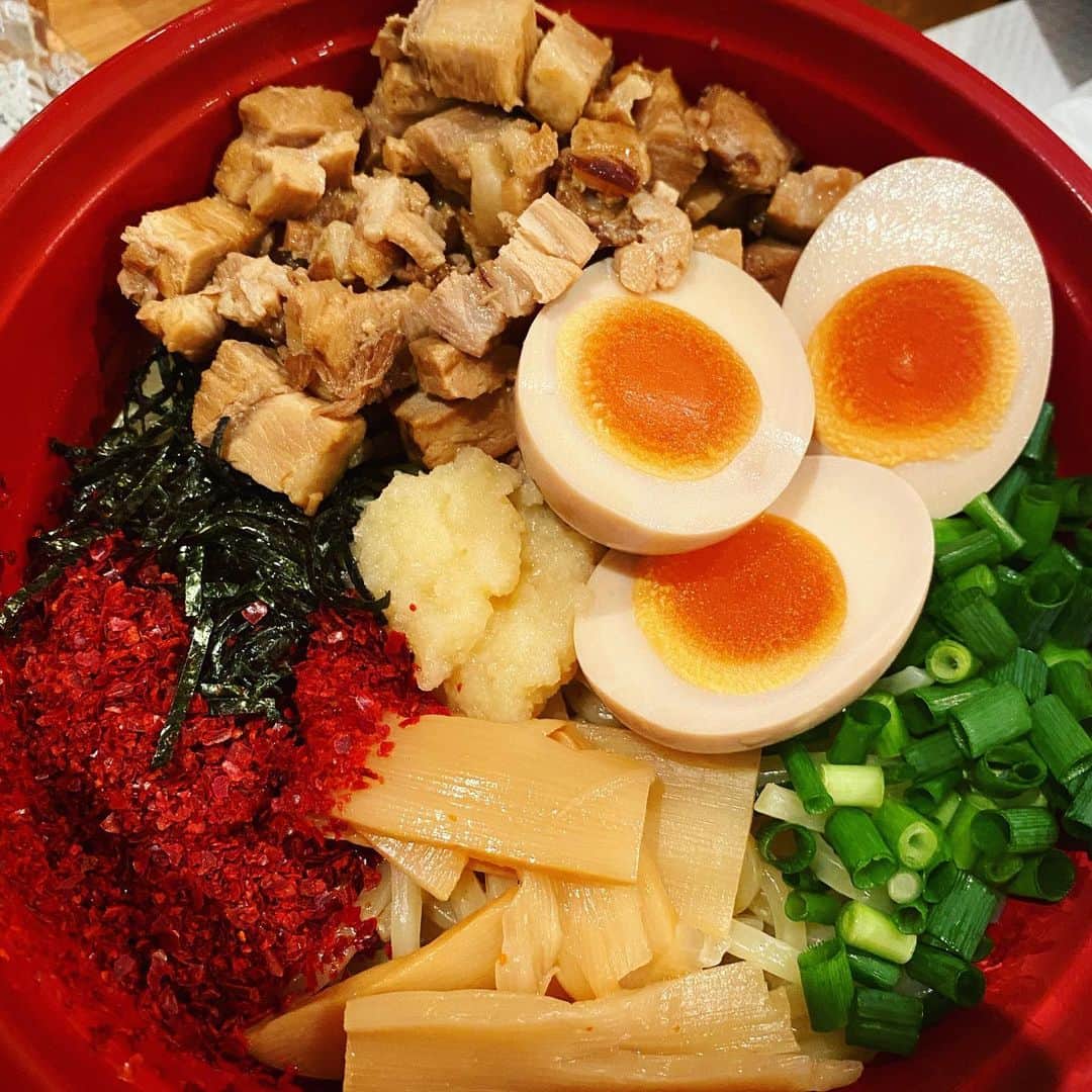西山茉希さんのインスタグラム写真 - (西山茉希Instagram)「まぜそばとゆう食べ物を、 初めて食べました。  美味しいのですね。 とても。 とっても。  I like it.  #つまみになる麺類 #まぜそば」3月23日 13時08分 - maki.nshiyama50