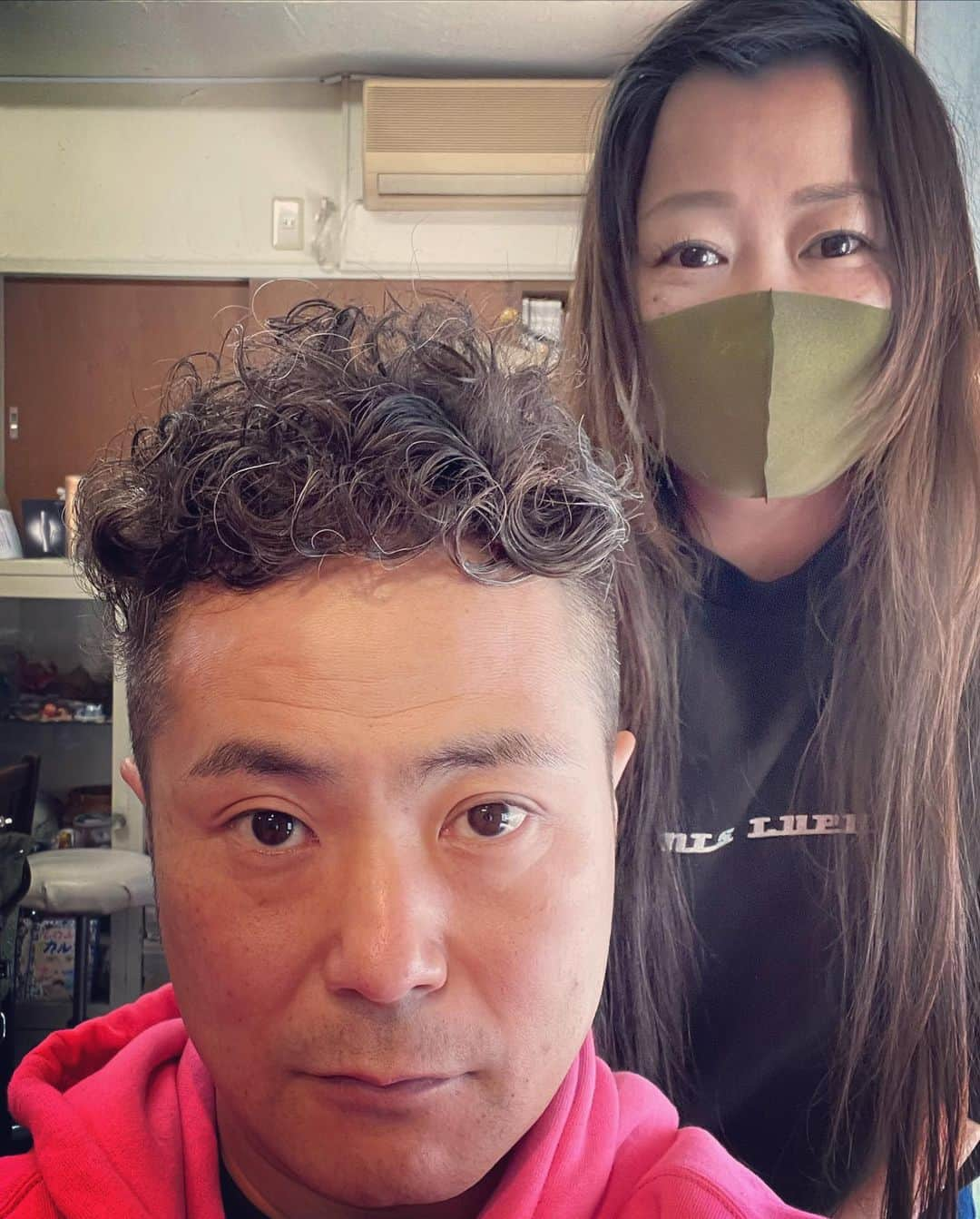 杉本知香さんのインスタグラム写真 - (杉本知香Instagram)「入江くんくるくるパーマ✂️✨ ド直毛なので、強めパーマが似合う😆🎶 LAポーズも😆😆😆  #中目黒美容室 #入江慎也#カラテカ入江  #清掃会社#株式会社ピカピカ #ハウスクリーニング」3月23日 13時29分 - sugimotoc