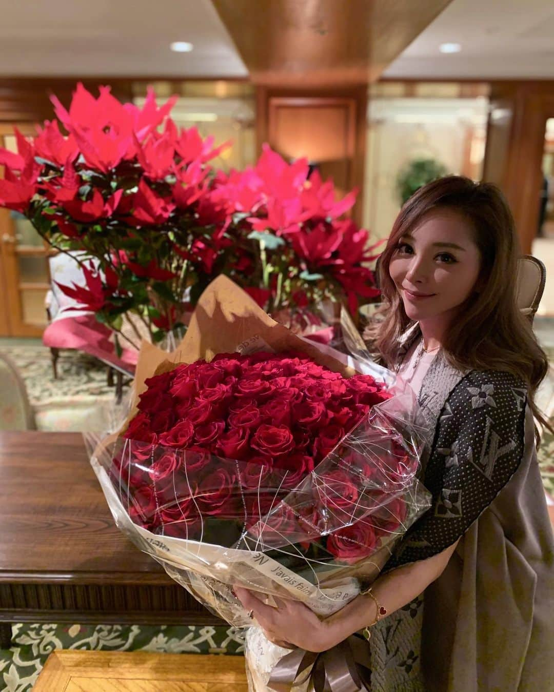 山崎みどりさんのインスタグラム写真 - (山崎みどりInstagram)「100 stems of roses 🌹✨  ────────────────────────── #100roses #rose #roses #🌹#surprise#サプライズ#サプライズプレゼント #100本のバラ #お花ってやっぱり嬉しい」3月23日 14時00分 - midori_yamasaki_