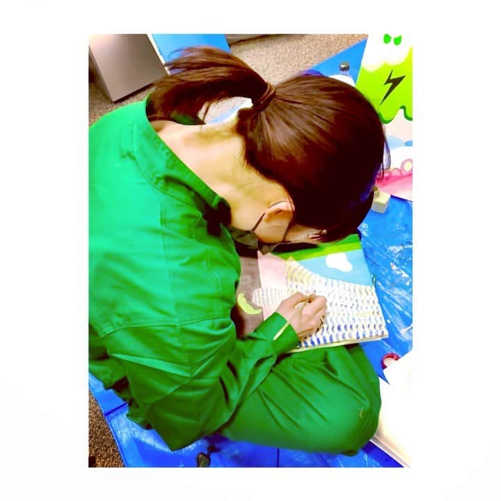 小池花瑠奈のインスタグラム：「この体勢が一番描きやすいのですが 数時間経って我に帰った頃には 身体が大変なことになっている…🦫  #油絵 #お絵描き #drawing #painting #oilpainting」
