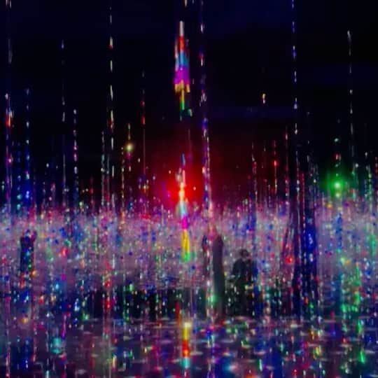 猪子寿之のインスタグラム：「Ephemeral Solidified Light  #teamLab #teamlabreconnect  Countless solidified light crystals float in the air, rising, falling, and sometimes frozen in space. When people immerse themselves in the artwork, the crystals of solidified light that the people touch breaks, and the light from the crystals spreads throughout the space of the work.  When people touch the solidified light, they realize that the solidified part that they can see is a part of a continuous flow.  Life is a phenomenon that appears as a miraculously solidified, ephemeral crystal of light in a continuum of energy that has been flowing without interruption since a past whose beginning is unknown.」