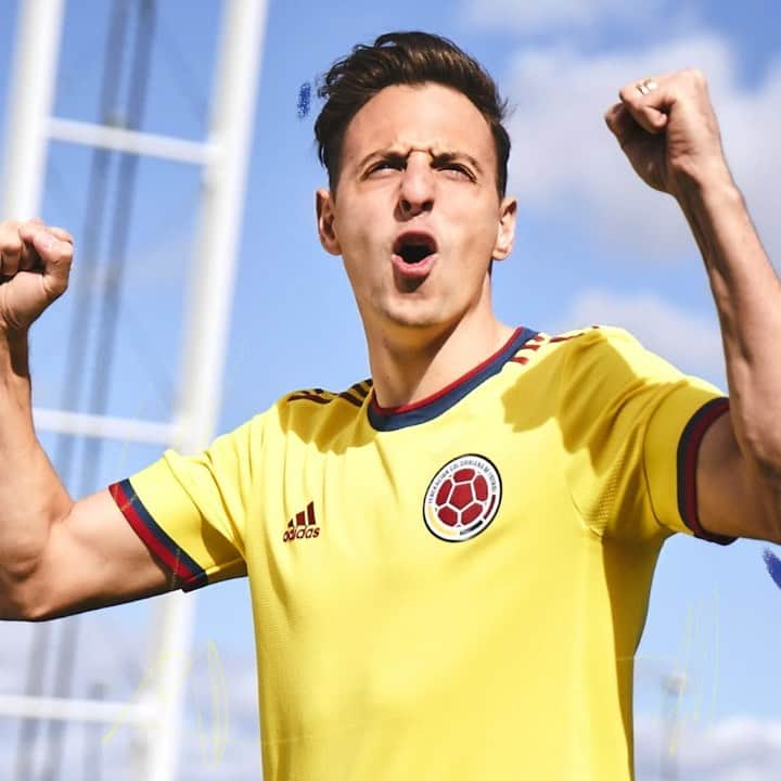 サンティアゴ・アリアスのインスタグラム：「Todos unidos 💛💙❤️... Siente los colores 🇨🇴!! 💪🏼💪🏼  #adidasfootball #creadoconadidas」