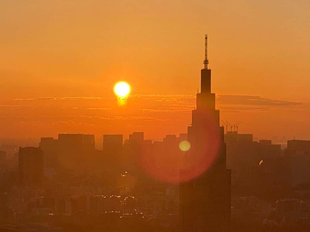 高橋メアリージュンさんのインスタグラム写真 - (高橋メアリージュンInstagram)「Good morning. I'm happy to see the sunrise 🌅 おはようございます。 朝日見れて幸せ!  Have a good day🌸  #sunriseintokyo  #lovesun #sunrise_and_sunsets  #sunriselover  #sunsetlovers」3月23日 6時07分 - maryjuntakahashi