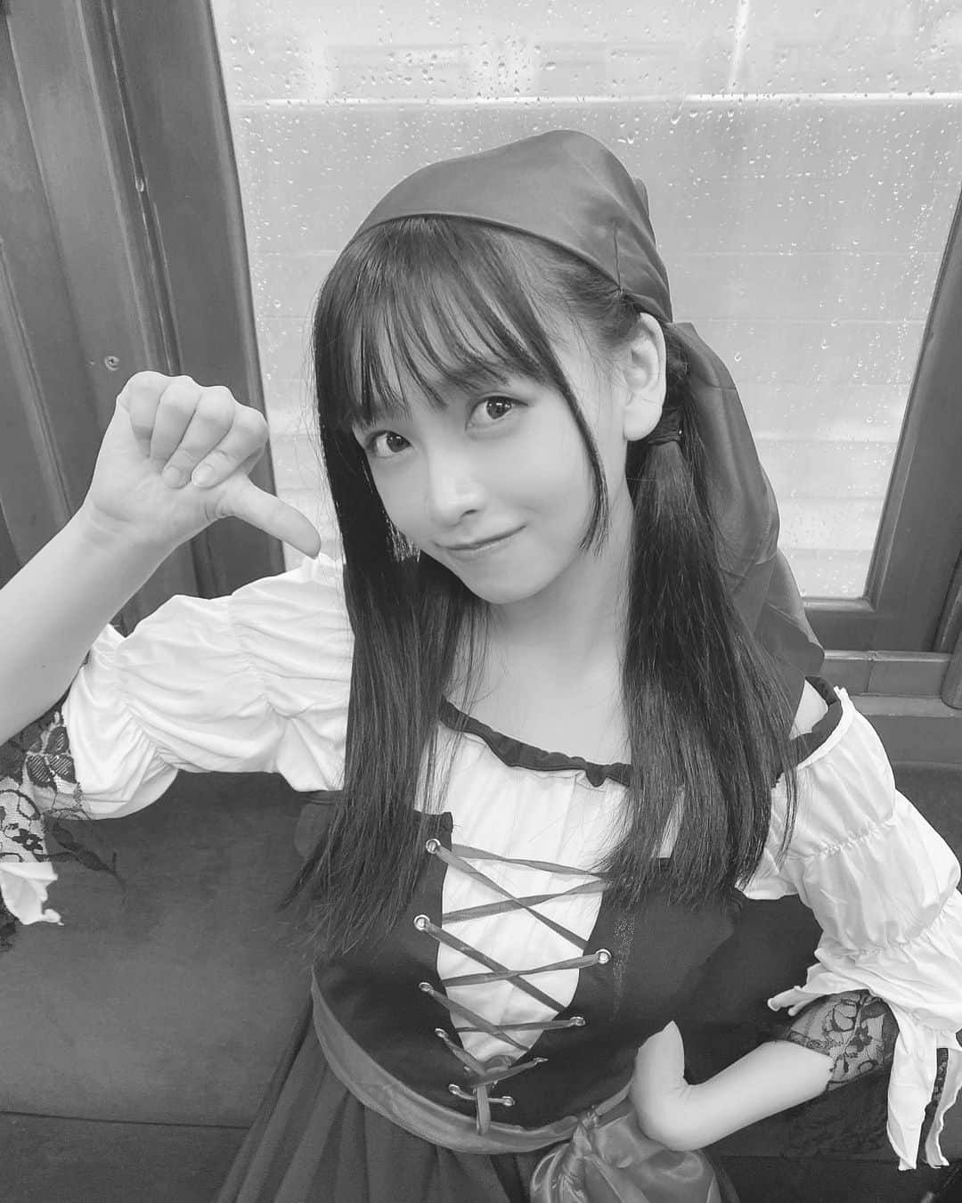 AIRIさんのインスタグラム写真 - (AIRIInstagram)「船じゃなくて電車に乗る海賊☠⚔💣💰 . . yo-ho-!Call me JACK Airi .  不是坐船，而是坐电车的海盗  #PiXMiX #アイドル #idol #偶像 #コーデ #ファッション #大好き #カジュアル #春 #海賊 #海賊船 #電車 #レトロ #コスプレ #pirate #pirateship #武内愛莉 スポーティー #かわいい #kawaii  #ヘアアレンジ #高校生 #code#fashion #jk #fjk #スプリング #followme #casual」3月23日 6時52分 - aylin200442