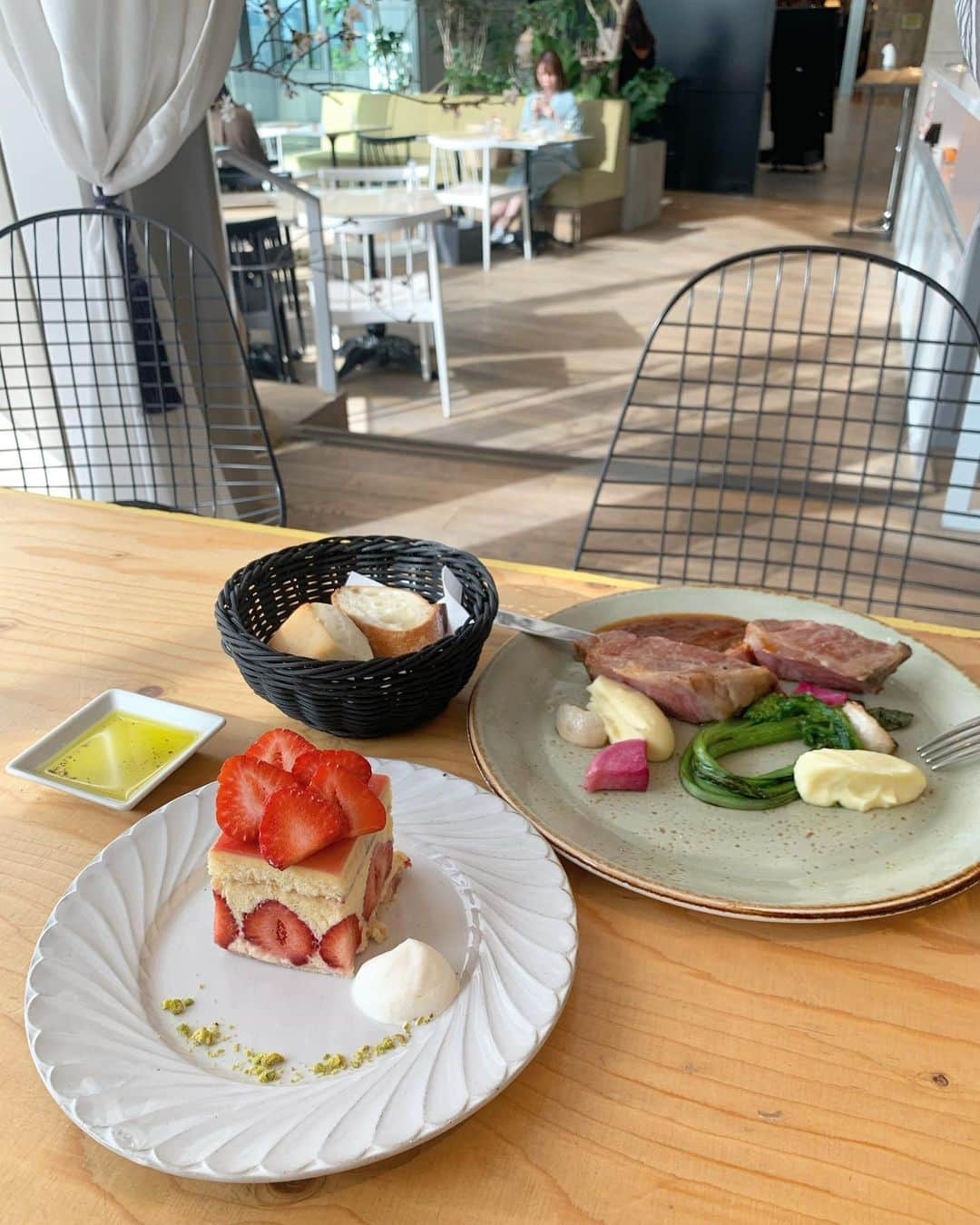 さゆりさんのインスタグラム写真 - (さゆりInstagram)「drawing house of hibiyaは、 お店が洒落なだけじゃなくて 食事も抜群に美味しかったよ🍴♥︎  写真撮るの大好きだから、 見た目が可愛いと更に テンション倍増しちゃう🤣💓  今日も一日お仕事頑張りましょう＾＾💡  #drawinghouseofhibiya  #ミッドタウン日比谷  #ミッドタウン  #ミッドタウン日比谷ランチ」3月23日 8時17分 - sayuri__offi