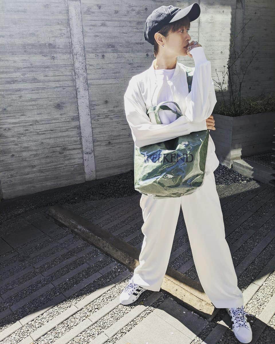 山田優さんのインスタグラム写真 - (山田優Instagram)「#いつかのしふく  #ゆうのしふく  #outfit   ボーイッシュに♡♡♡ キッズ達を追いかけるため スニーカーで。w @adidasoriginals この子は見た瞬間に 絶対に買います。となった子。  汚れるのは覚悟で 真っ白着ます❤️w @norc.jp 春の陽気になってきたから 白着たいもんね♪  バックはたっぷり入る @the_weekend_hotel  皆の物をぜーんぶ入れて！w  キャップは @yohjiyamamotoofficial  こうちゃんに@kohei1906 に貰ってからのお気に入り🎵」3月23日 14時39分 - yu_yamada_