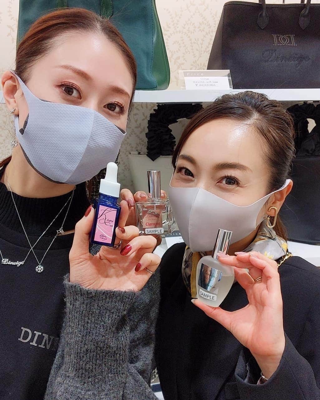 華耀きらりのインスタグラム：「まりちゃん（@dai_hosho_official ）と まいこちゃん（@maiko_kirara ）の ポップアップin日比谷シャンテへ 行ってきました✨✨✨✨ . 流石！二人のセンス抜群の商品や この時期にピッタリの商品が沢山ありました。何より本人に会える喜び😘😘 皆様！3/26までですよー👍👍👍 . まりちゃんの香水めちゃくちゃいい香りでした！ 私のKIRARIoil（@anne.sharly ）も持ってくれて(笑) 優しいまりちゃんです😘😘😘 私達二人昔から香水の好みが合って、 劇団で会うたびに 『この香りどこの？』と褒め合う仲でした😆😆😆 #鳳翔大 ちゃん#春花きらら ちゃん #日比谷シャンテ #☑️☑️☑️ですよーーー」