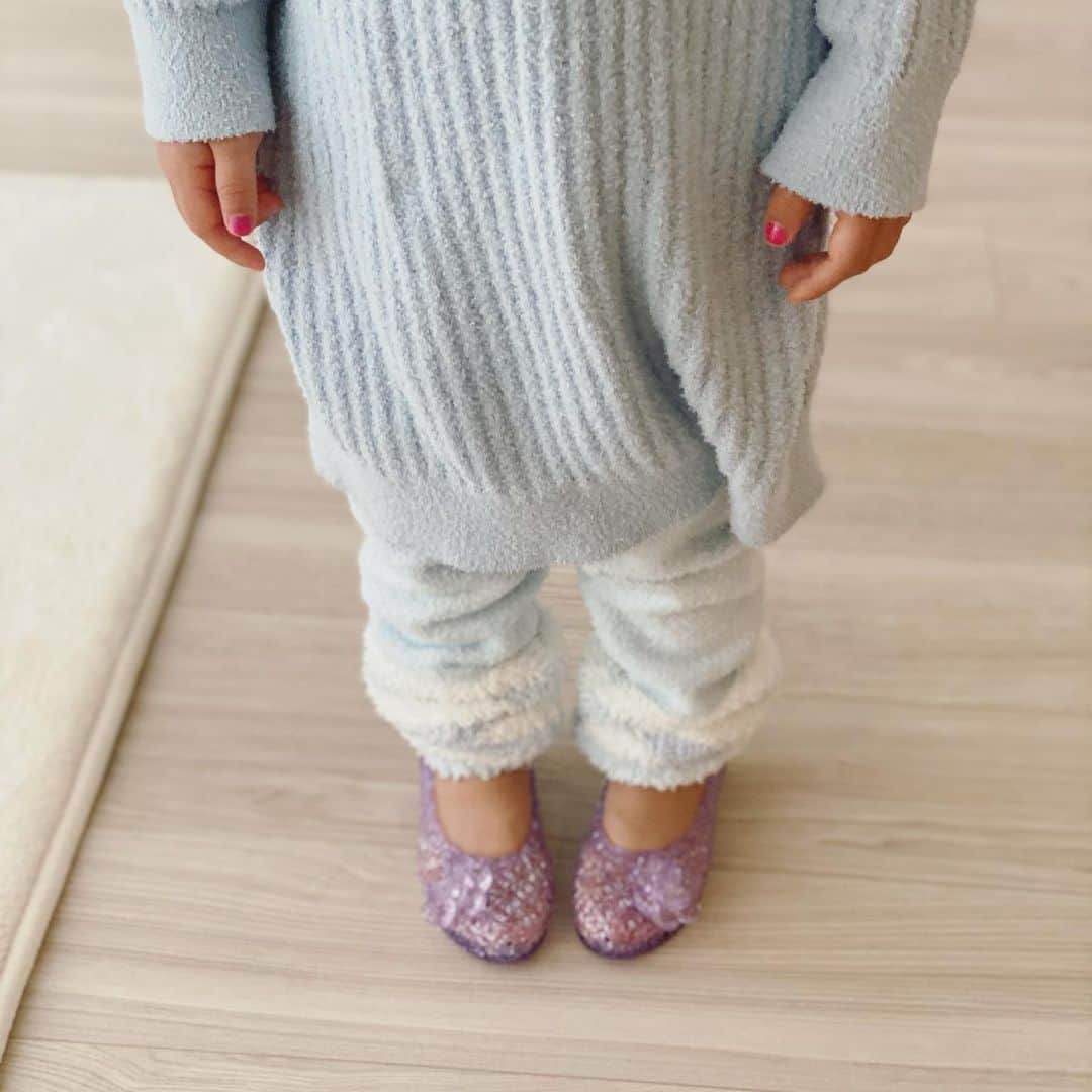 &mのインスタグラム：「プリンセス室内履き👠 最近はプリンセスになりたくて仕方がないみたい👸 寝る時も履いてるから、寝たらそっと脱がす👠 私もこのタイプの👠よく履いてた☺️✨ 女の子はみんな通る道なのか💗」