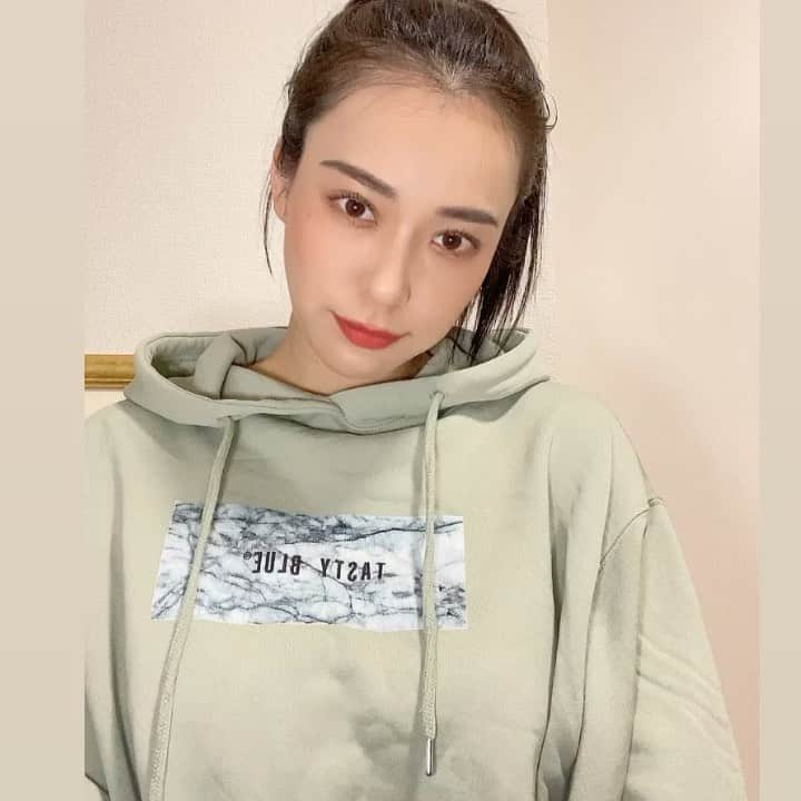 のインスタグラム：「ストーリーで好評だったのでつい。 こちらにも。💁‍♀️ 今日も頑張ろうね！ . #パーカー #hoodie #tastyblue」