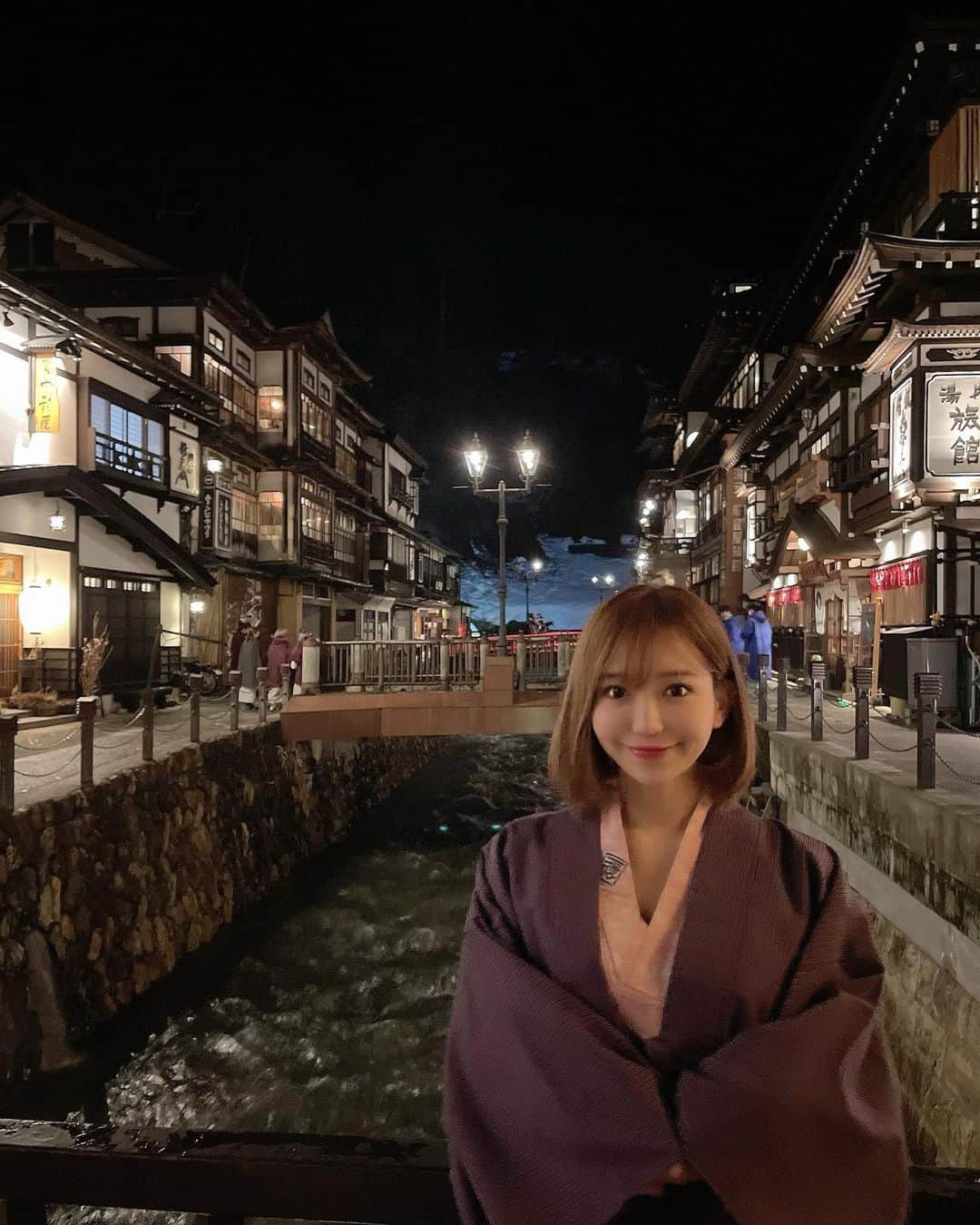 のインスタグラム：「#銀山温泉 ♨️  ずっと行ってみたかった場所…💓 まるでタイムスリップしたかのような空間でした☺️✨ #銀山温泉 #温泉 #大正ロマン #山形 #山形観光 #温泉旅館 #温泉女子 #銀山温泉街」