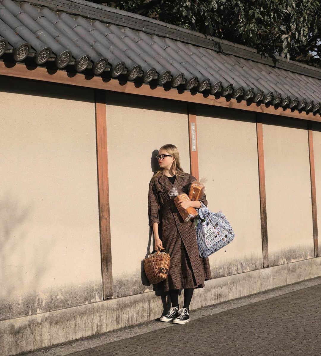 CLUÉLmagazineさんのインスタグラム写真 - (CLUÉLmagazineInstagram)「京都のパリジェンヌ。 私も早くママのように素敵になりたくて…。ちょっと背伸びをして、ロングコートにチャレンジ。今まで着たことのなかったロングのトレンチコートもクラシックなチェック柄を選べば取り入れやすい。  from vol.59 ・・・・・・・・・・・・・・・・・・・・・・・・・・﻿ #cluel #クルーエル #cluelmagazine #クルーエル女子 #fashion #ファッション好き #おしゃれ #グッドガール #京都 #パリジェンヌ #眼鏡 #チェックコート #エコバッグ #カゴバッグ #スニーカー女子 #シンプルが好き ﻿ こちらのアカウントもフォローしてね！﻿ @cluel_homme @navys_magazine」3月23日 11時14分 - cluelmagazine
