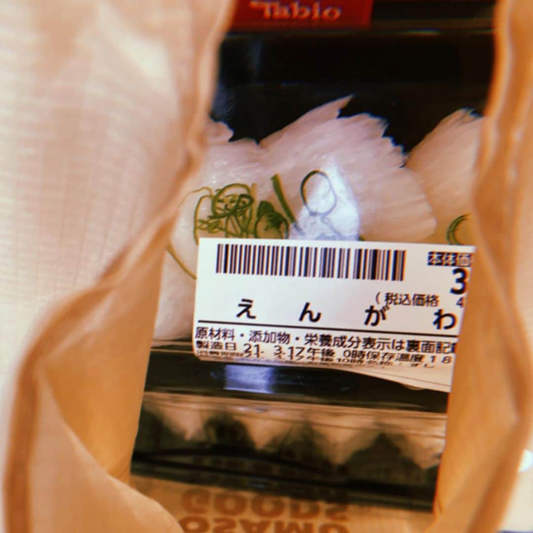 岩井七世のインスタグラム：「早急になにか食べたすぎて 爆買い地味寿司🍣  地味寿司＝地味だがタイプのお寿司。今日はえんがわ・しめ鯖・かんぴょう巻き・納豆巻き・鉄火巻きをマイバッグでテイクアウト。  にいち🐹は頬袋で小松菜を 寝床へテイクアウト。 (※2枚目から可愛いハムスターが出ます⚠)」