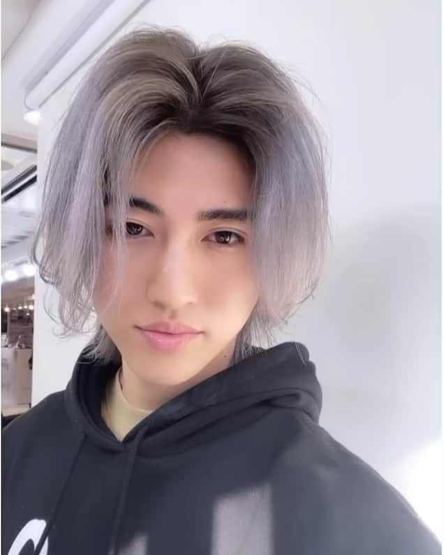 原田デイビッドのインスタグラム：「Thanks @taisei.matsui  いつもありがとう🤙  #men #menstyle #menshair #menscut #asianhair #asianhairstyle #asianhaircolor #silver #japan #asian #asianboy #メンズ　#メンズヘア  #メンズカラー  #シルバー #東京 #原宿」