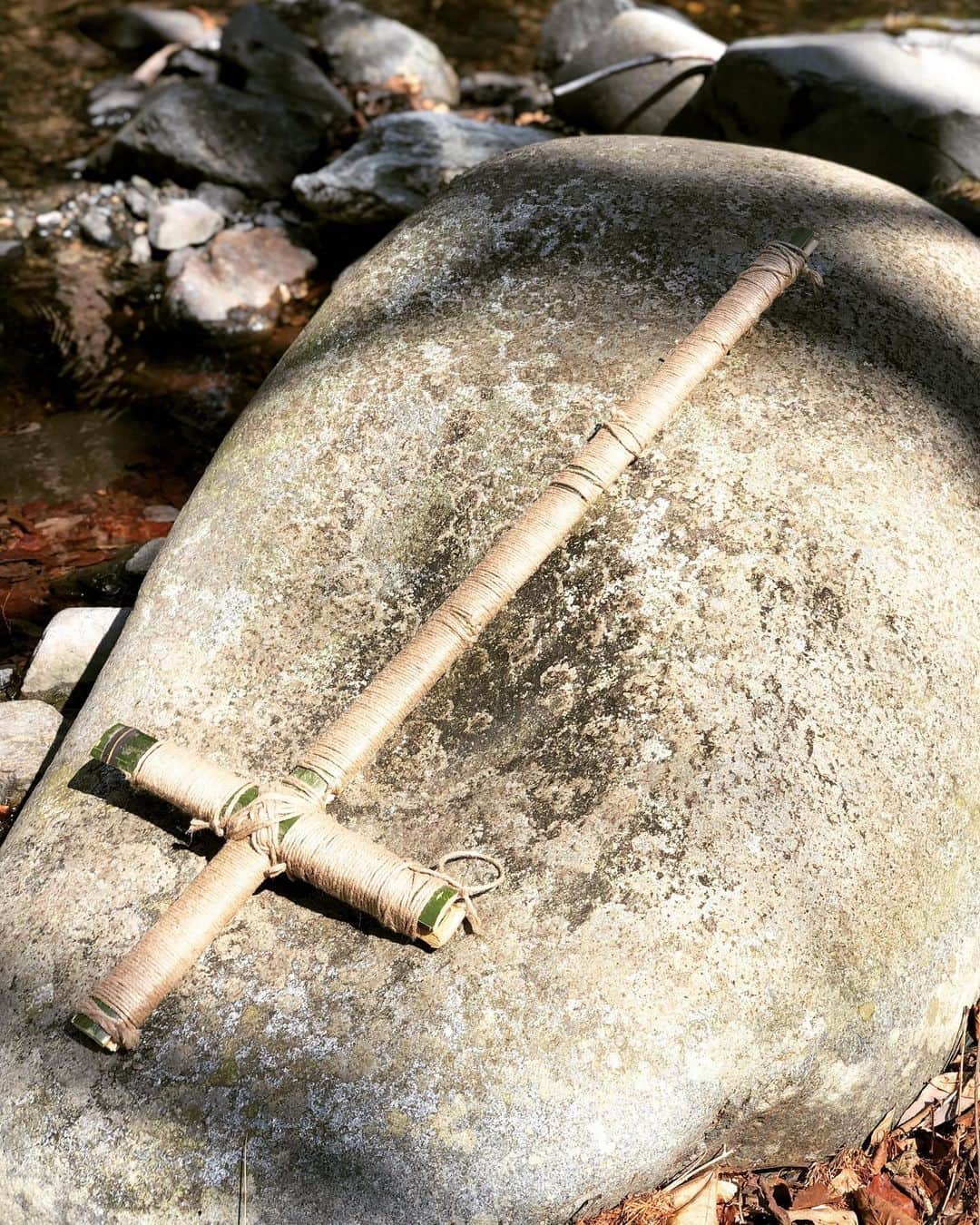 あばれる君のインスタグラム：「竹の剣作りました⚔ ヒモで竹のささくれ防止したのがファザーポイント。(思いやり) 攻撃力:5   ちびれる君にあげるか。ヤツもそろそろ剣が欲しい頃だろう。」