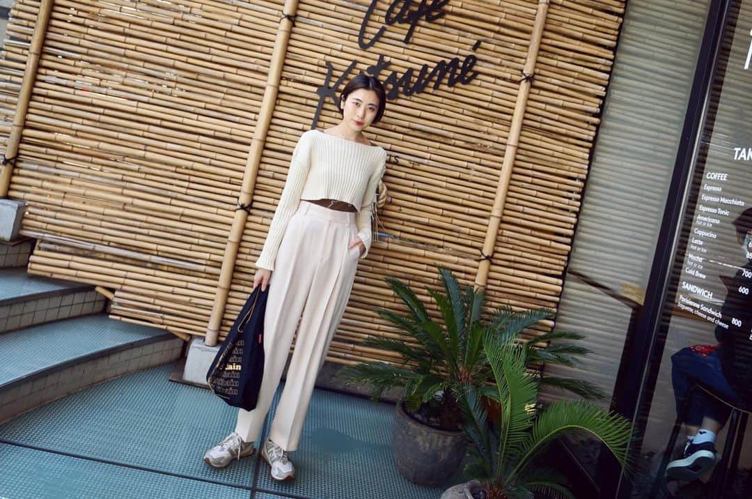 丹生美保のインスタグラム：「.  .  🦊⚪️⚪️ white~~  .  .  .  .  . 🪡  #coordinate#fashion  #baserange#roku#beams#newbalance #kitsune#cafekitsune」