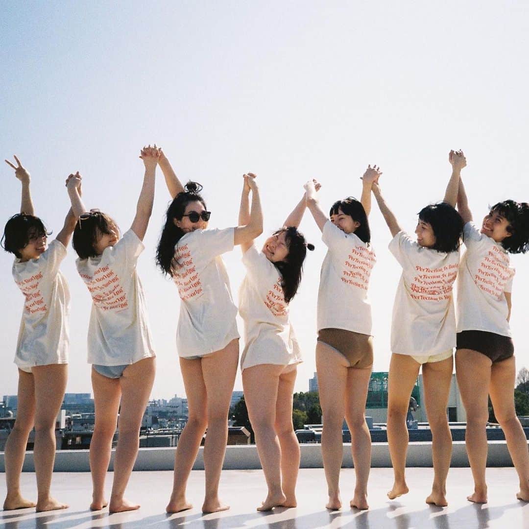 花盛友里のインスタグラム：「じゃじゃじゃじゃん！ いよいよ明日から発売開始ー！ ドキドキドキドキ。  写真は “I love you more”Tee ¥5000-  肌触りの良いオーガニックコットンで、ヴィンテージっぽい質感。  サイズはSとXL。 どちらのサイズも可愛いの！  表には “I am who I am” わたしはわたし  裏には “Perfection is boring” 完璧なんてつまんない！  って書いてるよ。  明日の正午12時から @stock_loves_you のプロフィールURLのショップページよりお買い物できます。  どうぞよろしくお願いいたします💕」