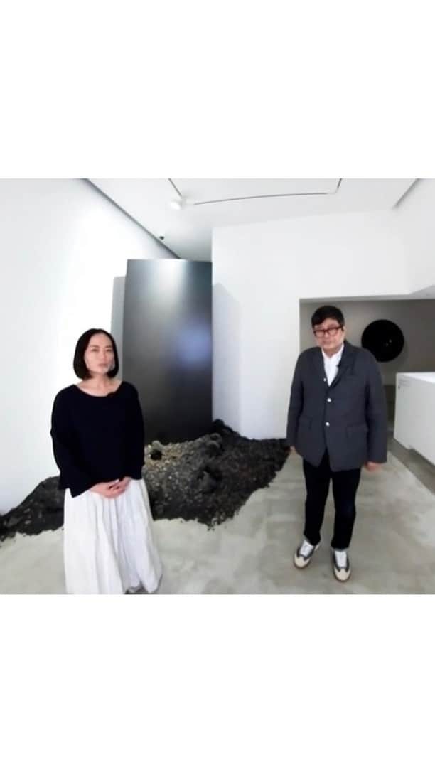 HiRAO INCのインスタグラム：「. 表参道の「ジャイル・ギャラリー（GYRE GALLERY）」で開催中のスタンリー・キューブリック監督の不朽の名作『2001年宇宙の旅』をテーマにした展覧会「2021年宇宙の旅 モノリス＿ウイルスとしての記憶、そしてニュー・ダーク・エイジの彼方へ」  展覧会のキュレーターの飯田高誉さんによるプライベートビューイングを先日行いました。  飯田さんの解説、ほんと、面白いんですよ。 私のコメント、ほーっ！とか、へー、とか感嘆詞しか出てこないぐらい、驚きに満ちた展覧会です。  絶対的な時間軸の崩壊と、既存の価値観の転換が迫られているなか、私たちは何処へ向かうのか、 そんな未来観を問いかける、貴重な機会となりました。  @gyre_omotesando @takayoiida  📹 @sumenad  本展覧会は、映画「2001年宇宙の旅（原題「2001 a space odyssey」）」及び当該映画の管理を行うワーナー　ブラザーズ　エンターテインメント　インコーポレイテッドとは一切関係がありません。    This exhibition is not related to, affiliated with, or otherwise connected to, the film titled, "2001: A Space Odyssey" (2021年宇宙の旅, in Japanese), or Warner Bros. Entertainment, Inc., which controls the rights to the film.」