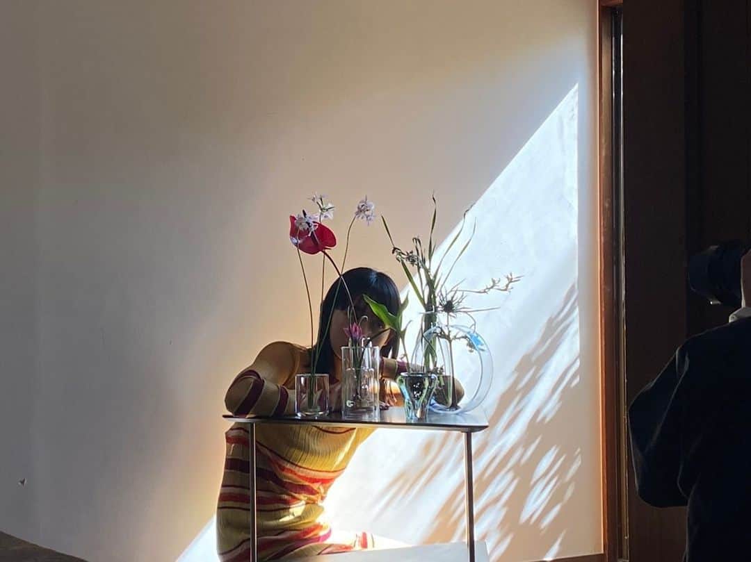 佐々木莉佳子のインスタグラム：「本日発売のSPRiNGに登場しています🔵🟡﻿ ﻿ 大好きなお花達や素敵な花瓶に﻿ 囲まれながらの撮影はとても美しい空間であり﻿ 癒しの時間でもありました☁️﻿ ﻿ 是非チェックよろしくお願いします！ ﻿ #SPRiNG」