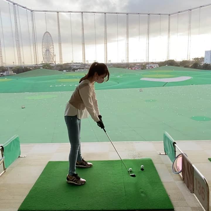 藤後 沙織 とうごさおりのインスタグラム：「ゴルフスクール通ってるんだけど、 やっぱりインドアと打ちっぱなしは全然違って、現実を知る🏌️‍♀️笑 スクールで練習してるときは、もっと高く跳んでくイメージだったのに低かった…！ そしてふにゃんっとしたスイングどーにかしたい🙄  もっと練習して上手になろ⛳️  今の季節のラウンドちょうどよさそだ♥︎  #ゴルフ#ゴルフ女子#ゴルフスイング #ゴルフスイング動画#ゴルフ初心者 #ゴルフ好き#ゴルフ好きな人と繋がりたい #ゴルフ練習#ゴルフスクール#打ちっぱなし# #golf#golfgirl」