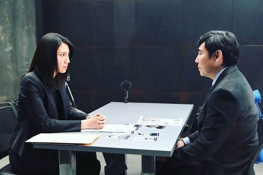 レッドアイズ 監視捜査班さんのインスタグラム写真 - (レッドアイズ 監視捜査班Instagram)「【📢第9話プレイバック📢】  鳥羽(#高嶋政伸)は 島原(#松下奈緒)に 静かに話しかける……。  鳥羽 「あなたは今 　誰もいない部屋にいます」  鳥羽 「その中央に椅子を置き…」  鳥羽 「この男を座らせるんです」  島原 「…やめて下さい」  鳥羽 「そしてこの男に 　思いつく限りの 　罵詈雑言を浴びせるんです」  #レッドアイズ  ＿＿＿＿＿＿＿＿＿＿＿＿＿＿＿＿ 　#レッドアイズ 監視捜査班 📹 　　　2021年3月27日(土) 　　EP.10 🟥 𝗦 𝗧 𝗔 𝗥 𝗧 🟥 ￣￣￣￣￣￣￣￣￣￣￣￣￣￣￣￣ 出演：#亀梨和也 　　　#松下奈緒 　　　#趣里 　　　#シシドカフカ 　　　#松村北斗(#SixTONES) 　　 　　　#木村祐一」3月23日 23時27分 - redeyes_ntv