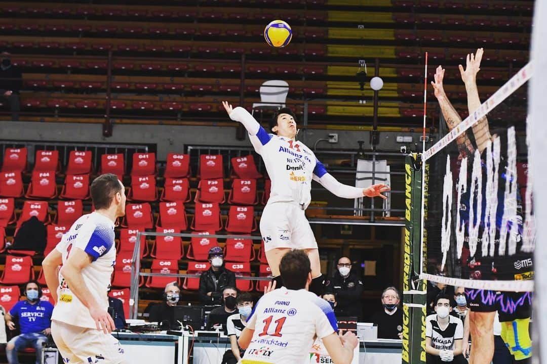 石川祐希さんのインスタグラム写真 - (石川祐希Instagram)「. .   vs Perugia 0-3  プレイオフ準々決勝で負けてしまい、準決勝に進むことができませんでした。勝ちきれなかったことが非常に悔しいです。  明日はCEV Challenge Cup の決勝です。プレイオフは悔しい結果に終わりましたが、気持ちを切り替えて、全力で臨みます。  目の前の試合、一点、一球に全力で。  @powervolleymilano  #descente #デサント #vaam #ヴァーム #asics #アシックス #italia #serieA #superlega #pallavolo  @legavolley」3月23日 23時30分 - yuki_ishikawa_official