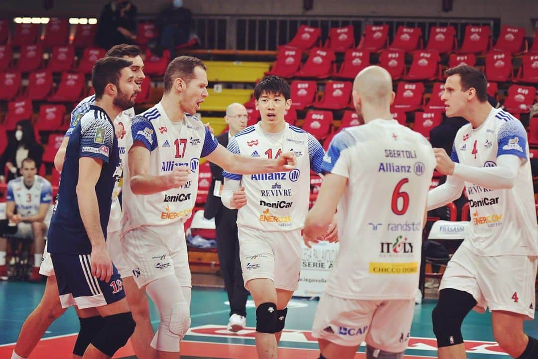 石川祐希さんのインスタグラム写真 - (石川祐希Instagram)「. .   vs Perugia 0-3  プレイオフ準々決勝で負けてしまい、準決勝に進むことができませんでした。勝ちきれなかったことが非常に悔しいです。  明日はCEV Challenge Cup の決勝です。プレイオフは悔しい結果に終わりましたが、気持ちを切り替えて、全力で臨みます。  目の前の試合、一点、一球に全力で。  @powervolleymilano  #descente #デサント #vaam #ヴァーム #asics #アシックス #italia #serieA #superlega #pallavolo  @legavolley」3月23日 23時30分 - yuki_ishikawa_official