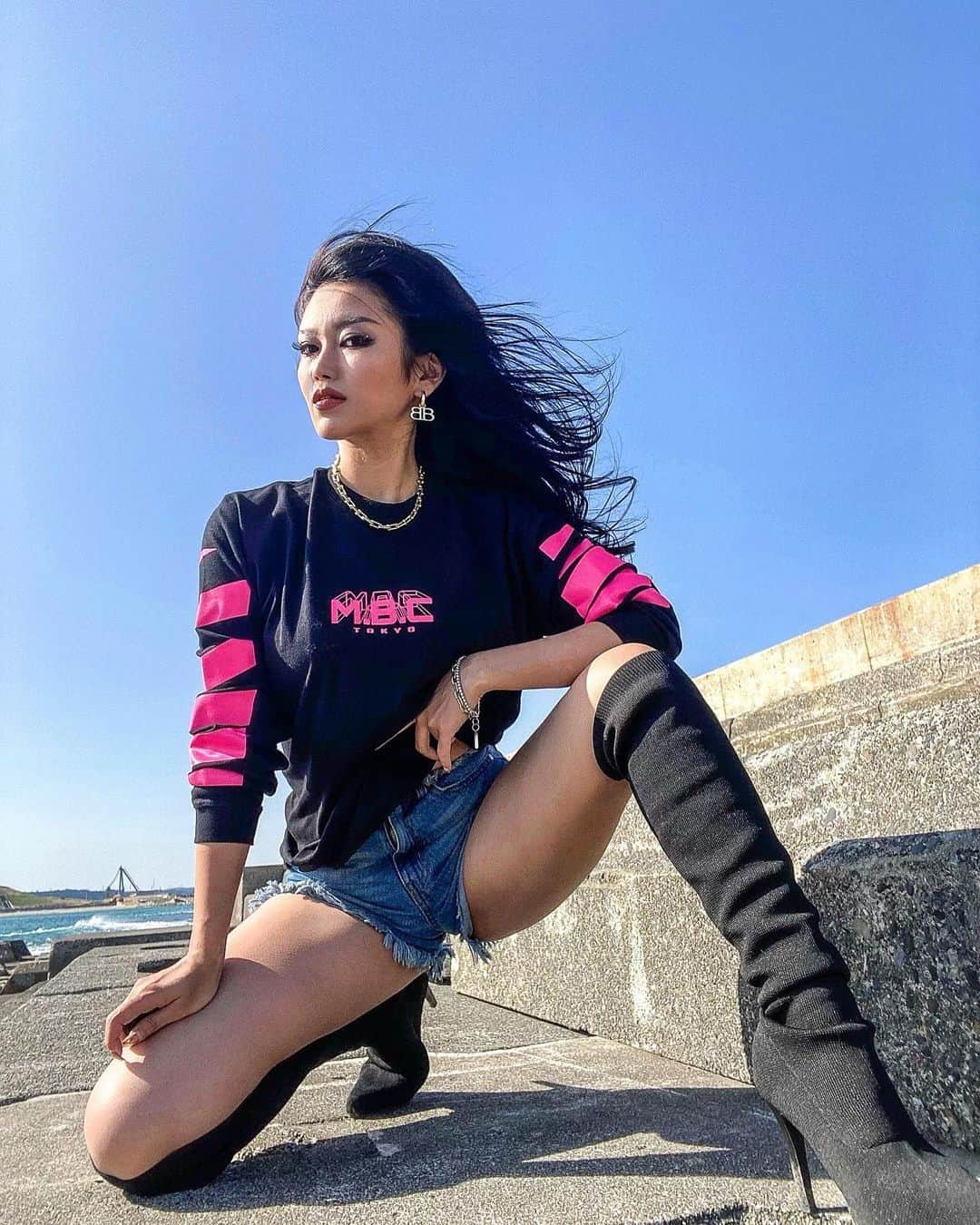 AYAMEのインスタグラム：「@m.b.c__official  https://mbctokyo.base.shop  #mbctokyo#mbc#ootd#longhair#longboots#bootsstyle#longsleeve#tops#neoncolor#longsleevetop#bloggerstyle#blogger#gyda」