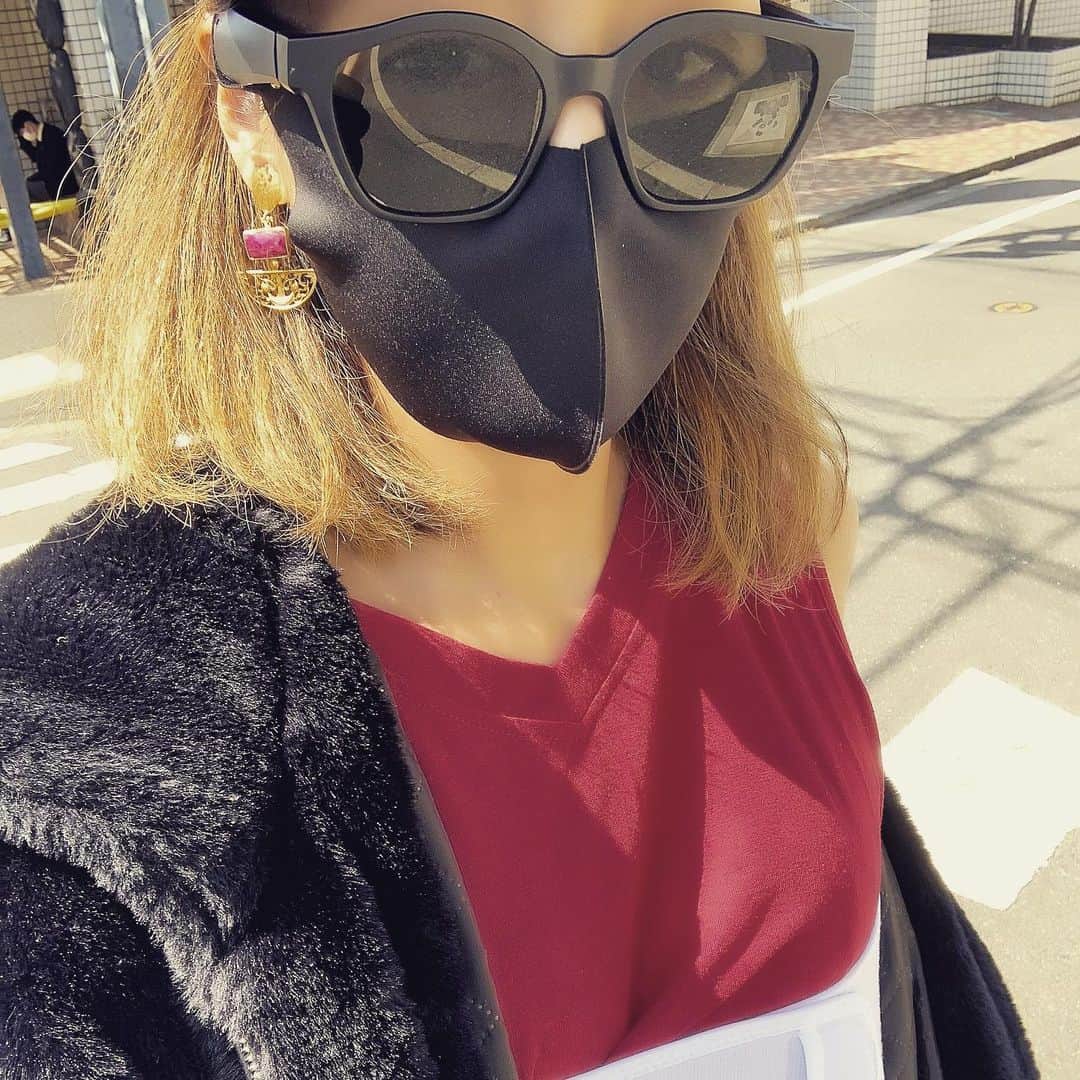 内藤陽子のインスタグラム：「２回投稿とか久しぶり過ぎて ごめんなさい🙏 DMでも心配メッセージを頂いていたので…申し訳ないです。 しかも2ヶ月振りって。本当自由過ぎるよね、付き合ってくれてる皆様ありがとう🙏 体調が悪いのは昨年8月末から入院していて(インスタ観て下さってた方々はわかるかも、9月に退院祝い寿司🍣) でね、今は1枚目の写真でコルセットをしてるんだけど、肋骨を骨折してしまって…理由は不明 かなり激しく遊ぶニコさんの抱っこか公園かなw私の体重の半分を超えたからね。いい成長振り👱‍♀️ 丁度肋骨痛いっ、てなった前の日のTwiggy✂︎ ニコ30cm髪切ったよー。私も10cm位切って。 全体的にカラーリングに見えるけど、根本残してハイライトオンリー。 久々だな、ずっと地毛だったのに。 そんな感じなので、今はコルセットだから、メール電話仕事がメインになっちゃってるけど、来月には良いお知らせが出来ると動いてます✌️ #36kg  #から #38kg #戻ったよ #元気  #twiggy  #stephan  #ありがとう #ポピンズナーサリースクール  #卒園 #おめでとう #サングラス ＃ではなく #bose」